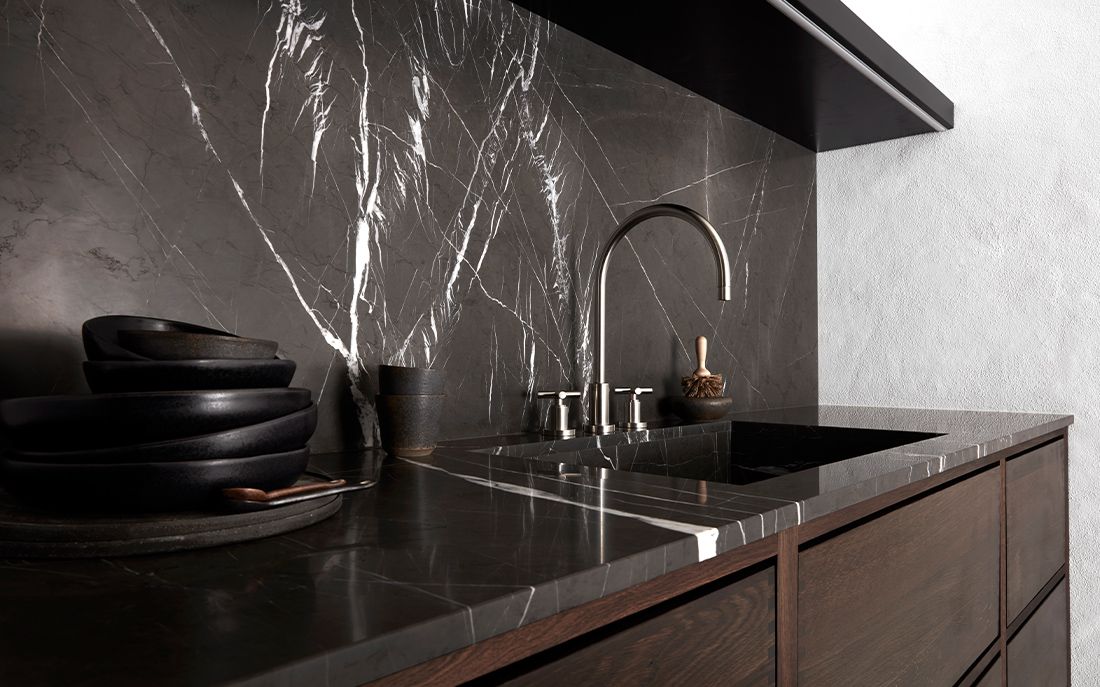 Mármol – Negro Marquina — placa entera