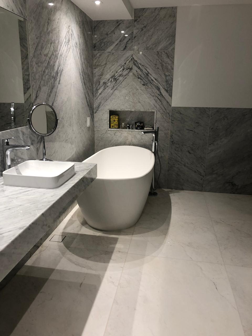 Mármol – Blanco Carrara — el material en un ambiente