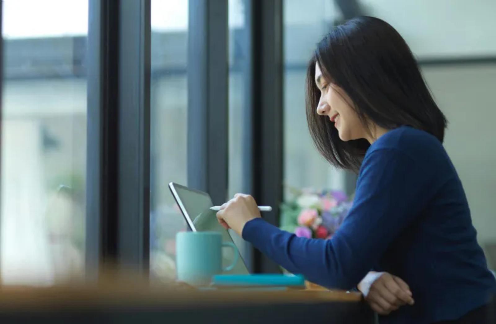 Woman from Startup looking at Stable virtual addresses on computer