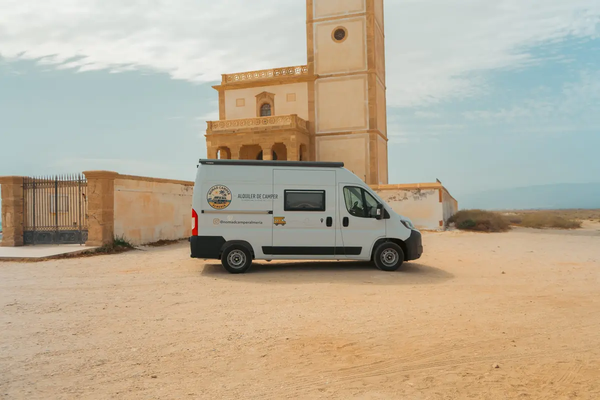 Van Brisa estacionada junto a un faro de la costa de Almería.