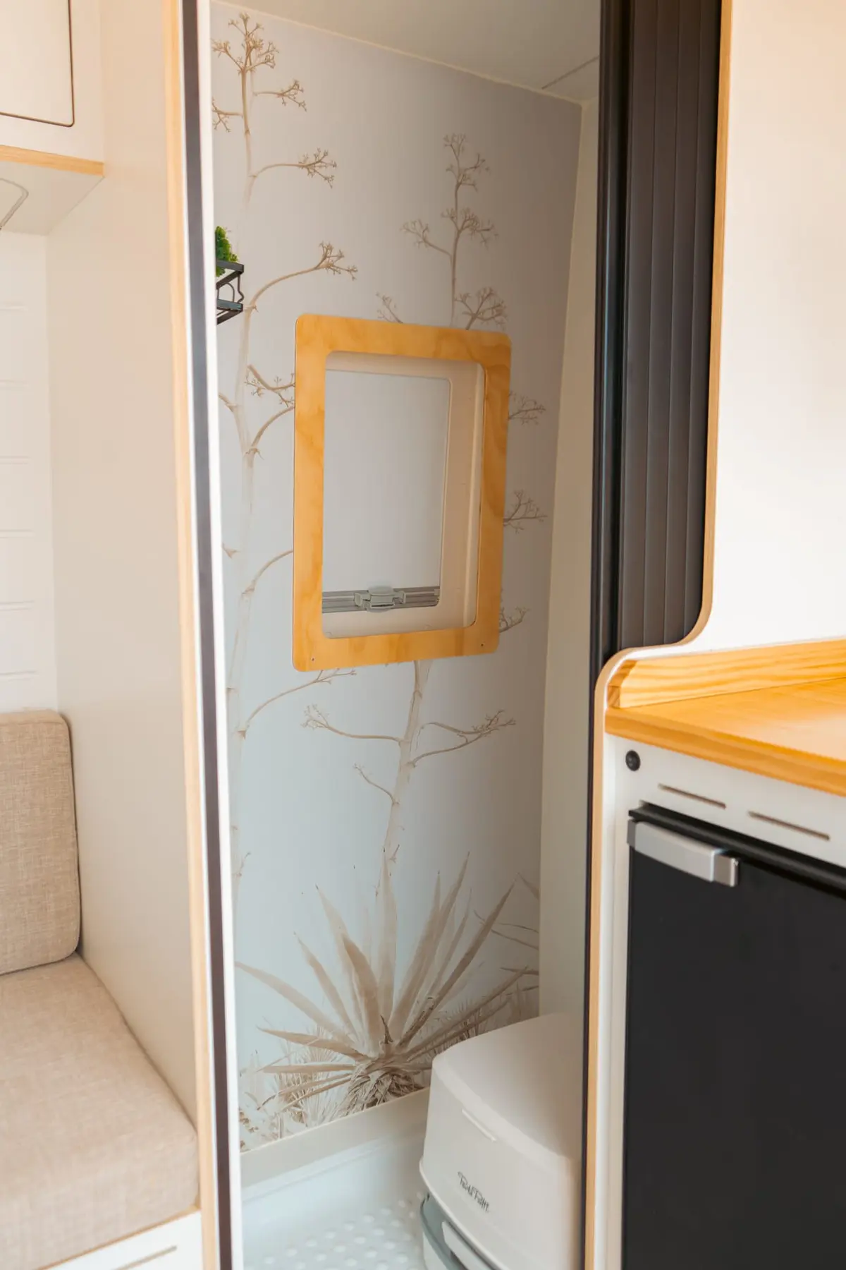 Compartimento interior de Van Brisa junto a la cocina.