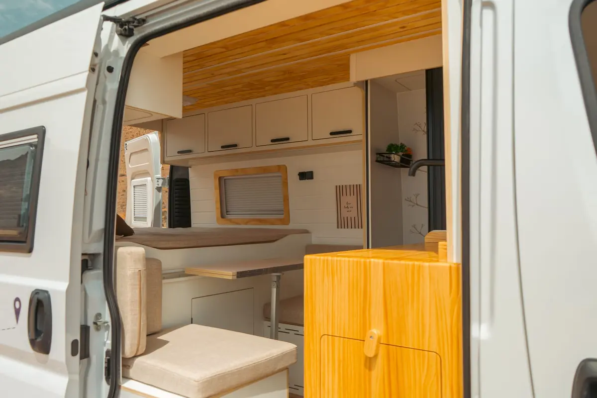 Interior de Van Brisa visto desde la puerta lateral abierta.
