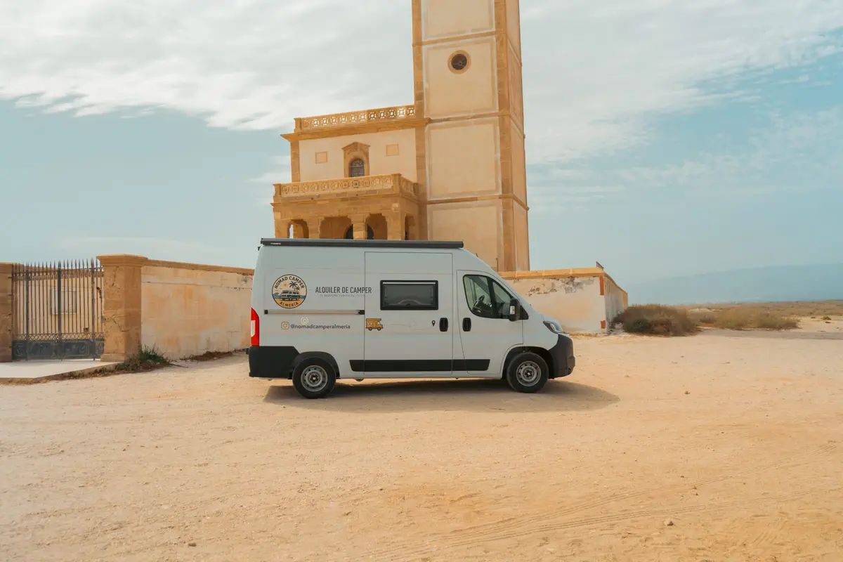 Van Brisa vista de perfil junto a un faro de la costa de Almería.