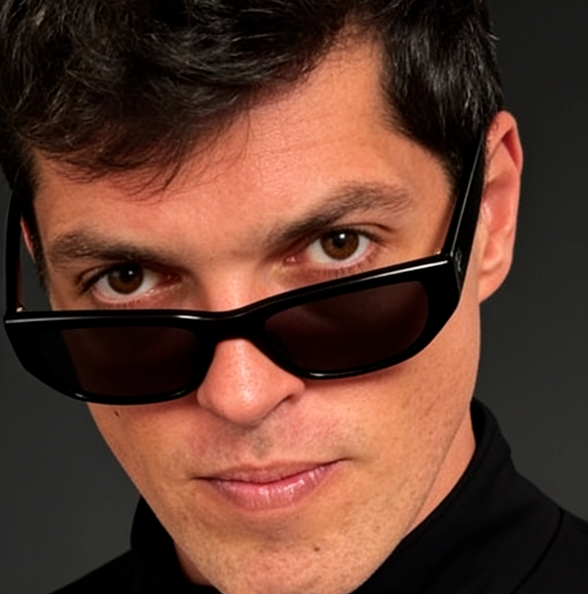 Close de Caio usando casaco preto e óculos