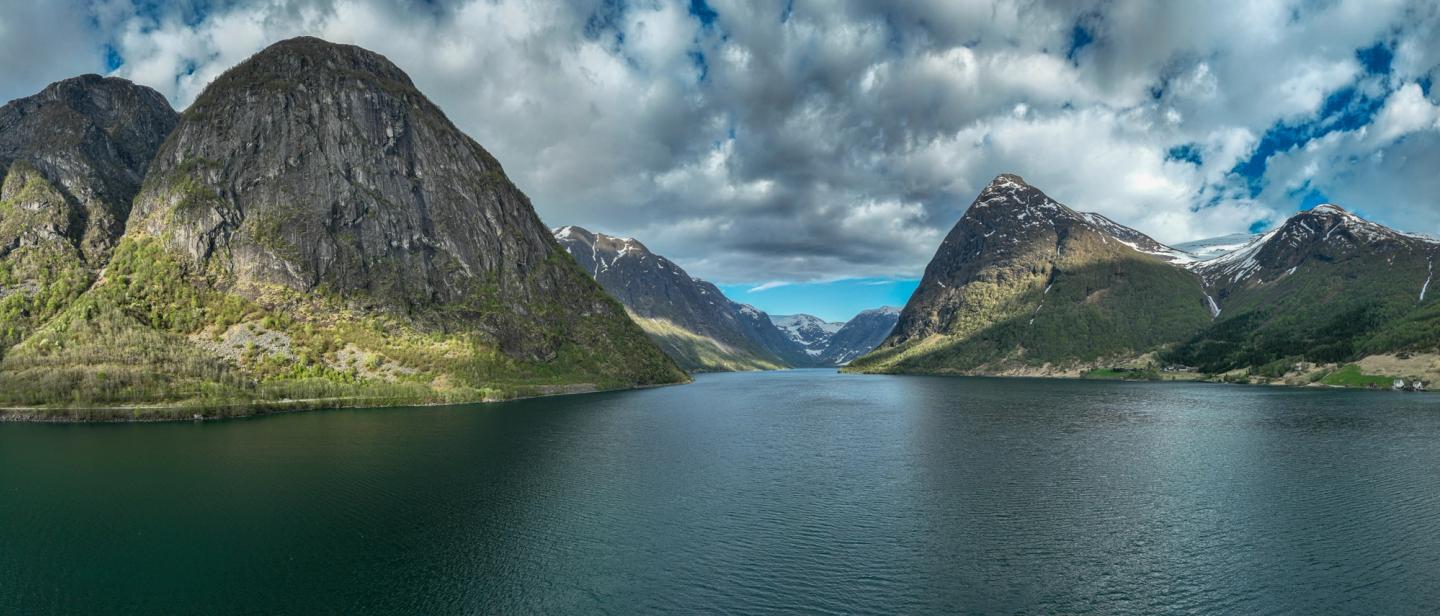 I dette bildet er to av Astrup sine motiv malt fra Sunde.