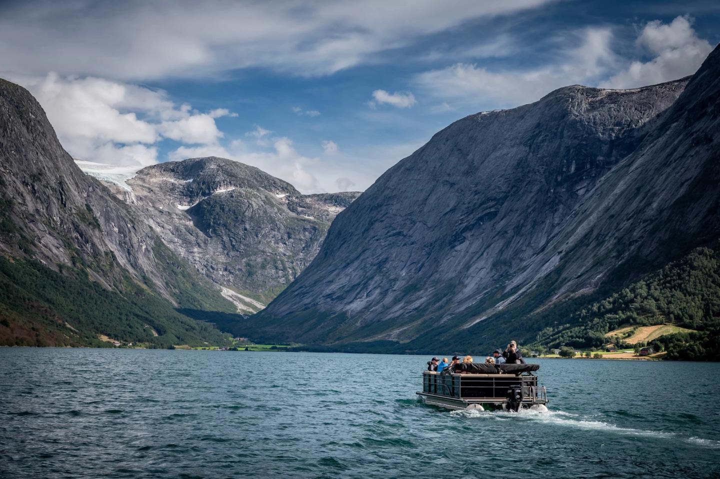 Picture of a trip on the Kjøsnesfjord towards the glacier.