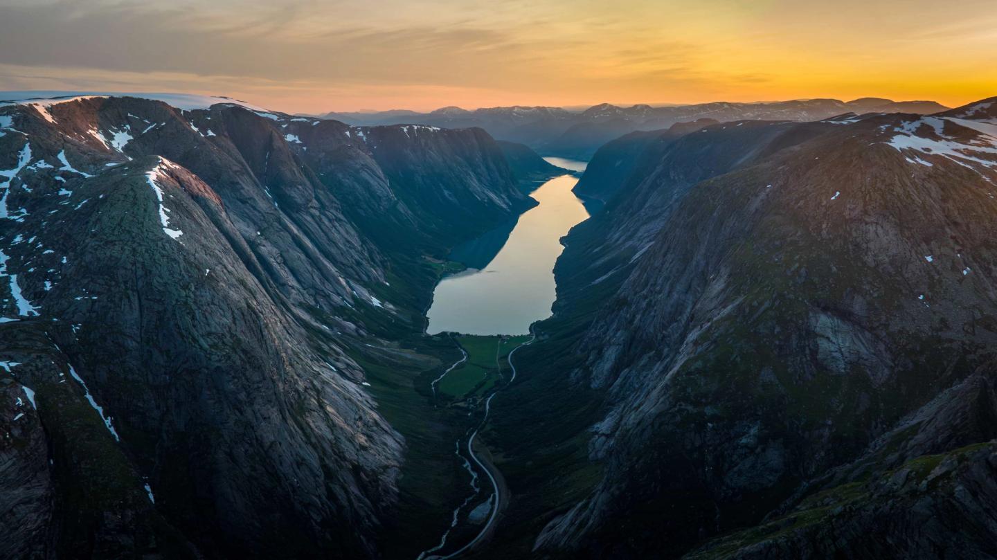 View of Kjøsnesfjorden from Lundebotn