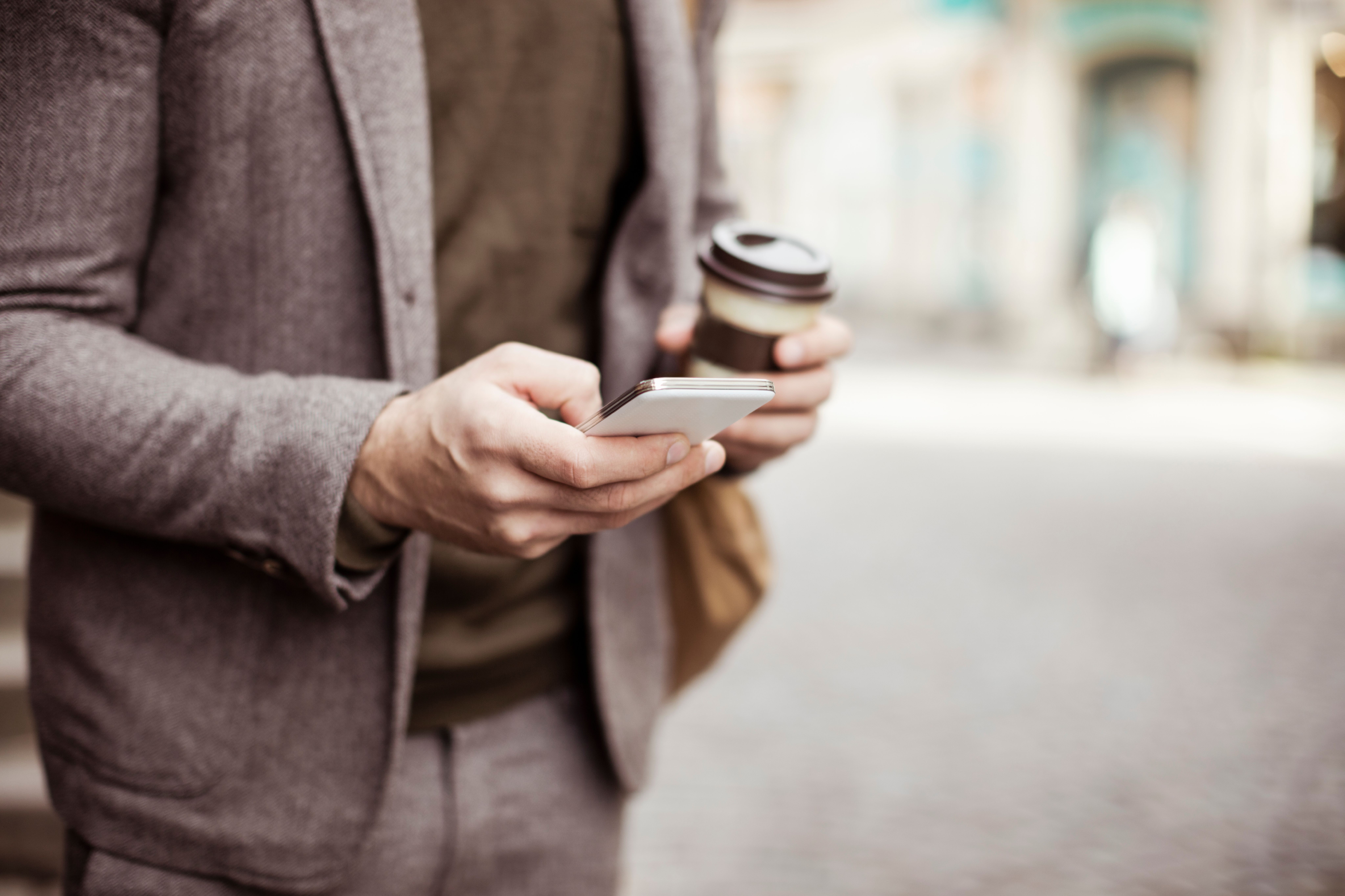 Person som håller i en mobiltelefon