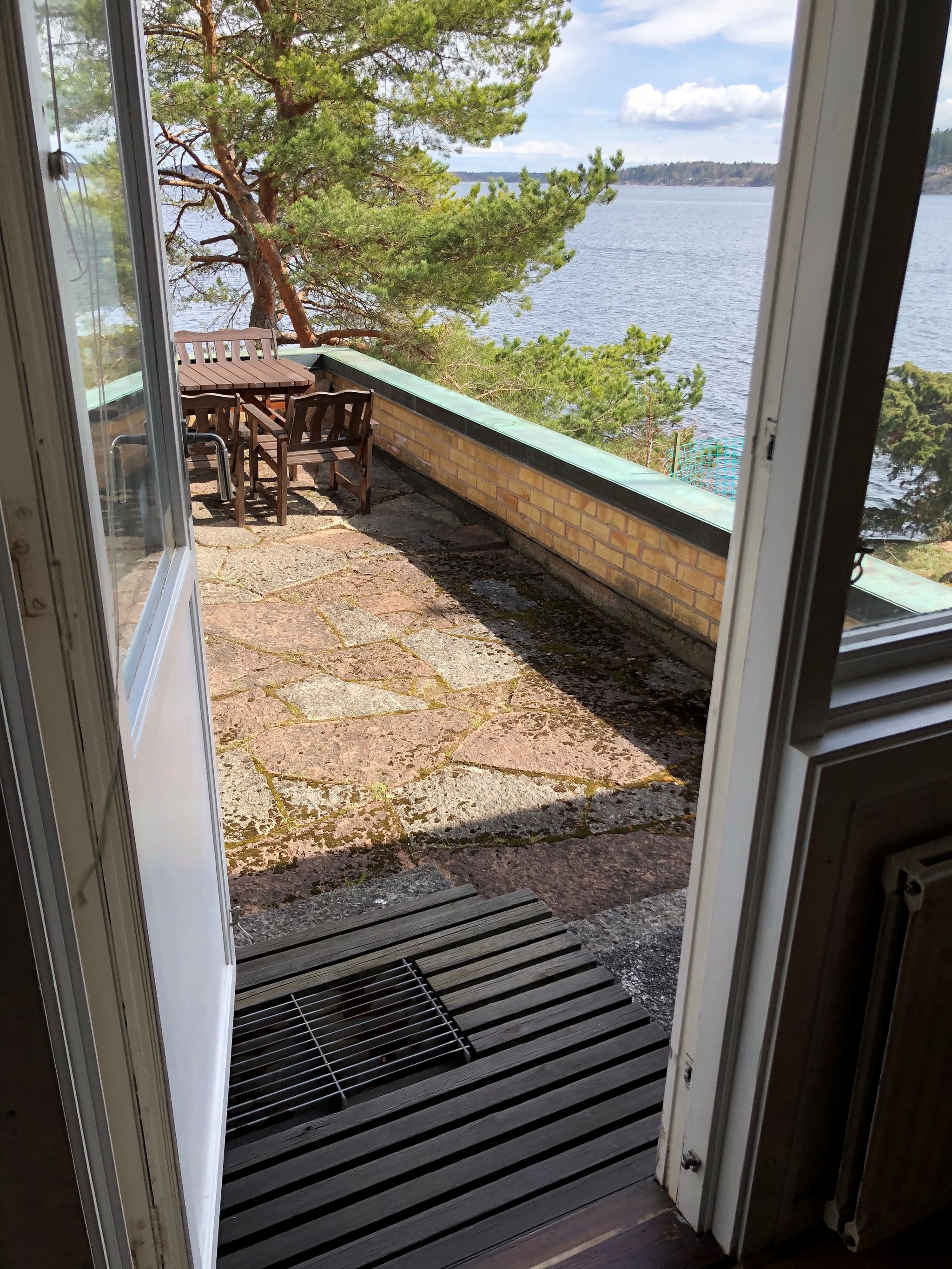 Balkong med utsikt över vatten