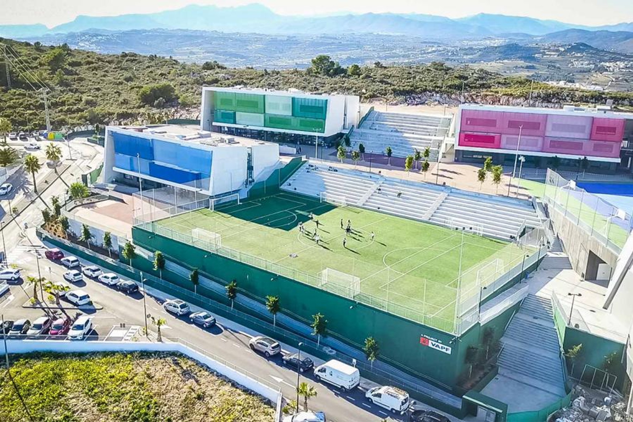 Skola med idrottsplan