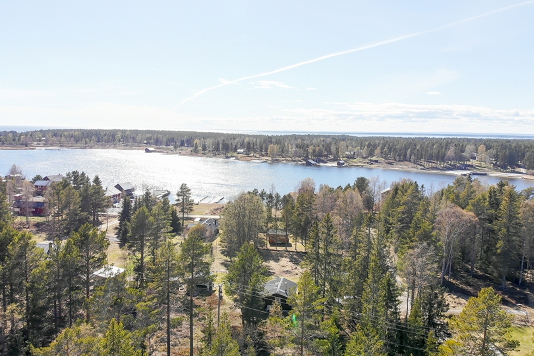 Vy över skog och sjö