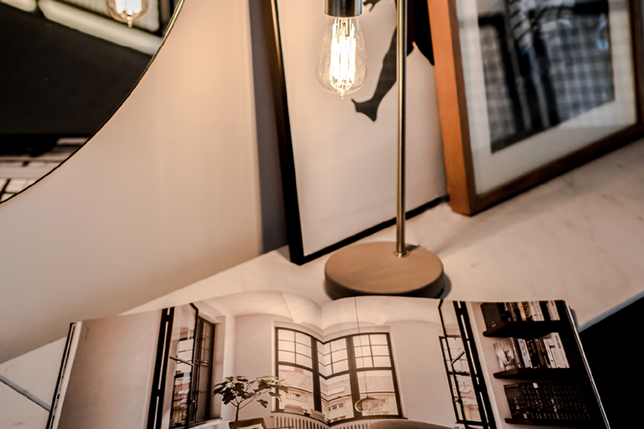 Mäklarprospekt och en bordslampa