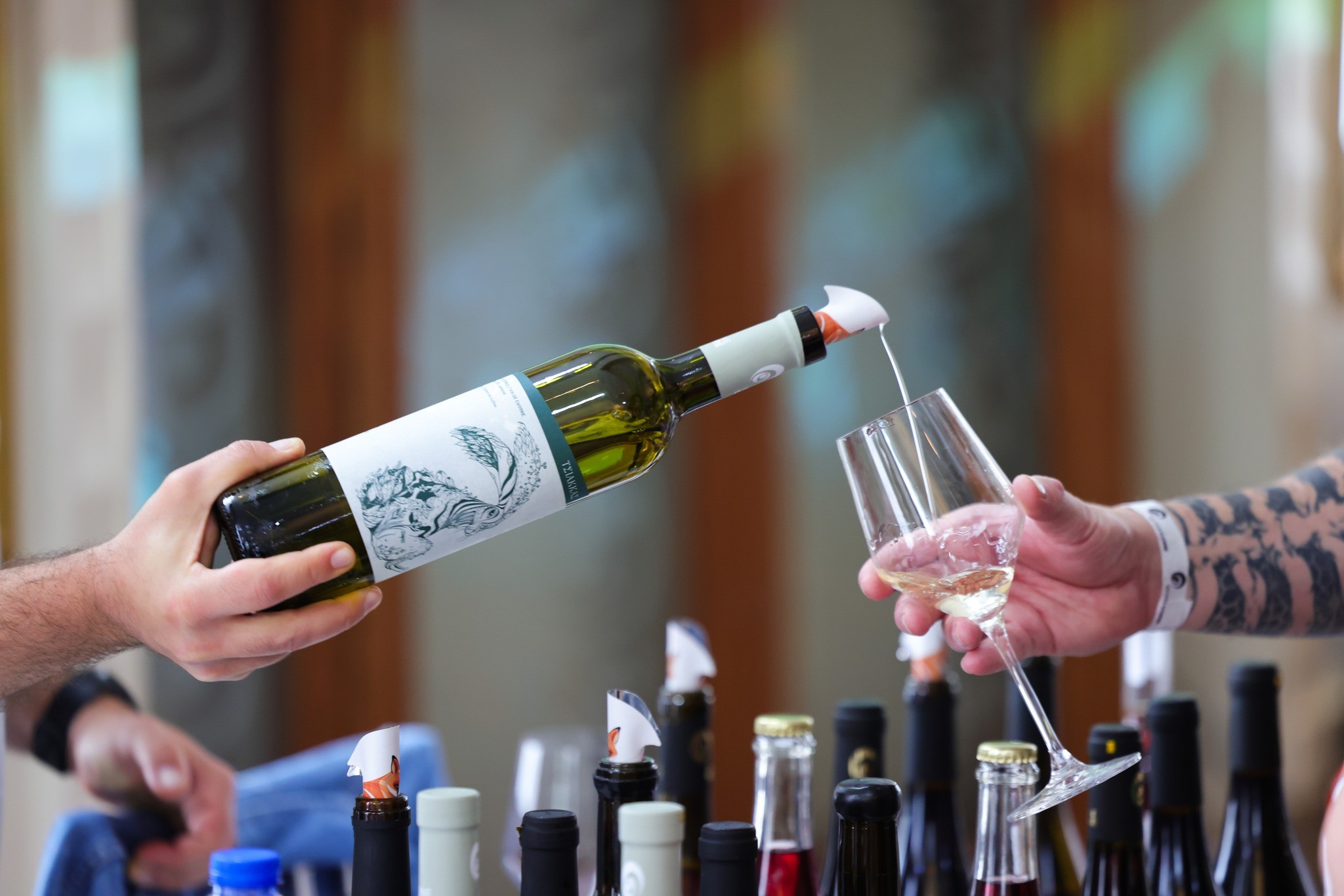 Person som häller upp vin