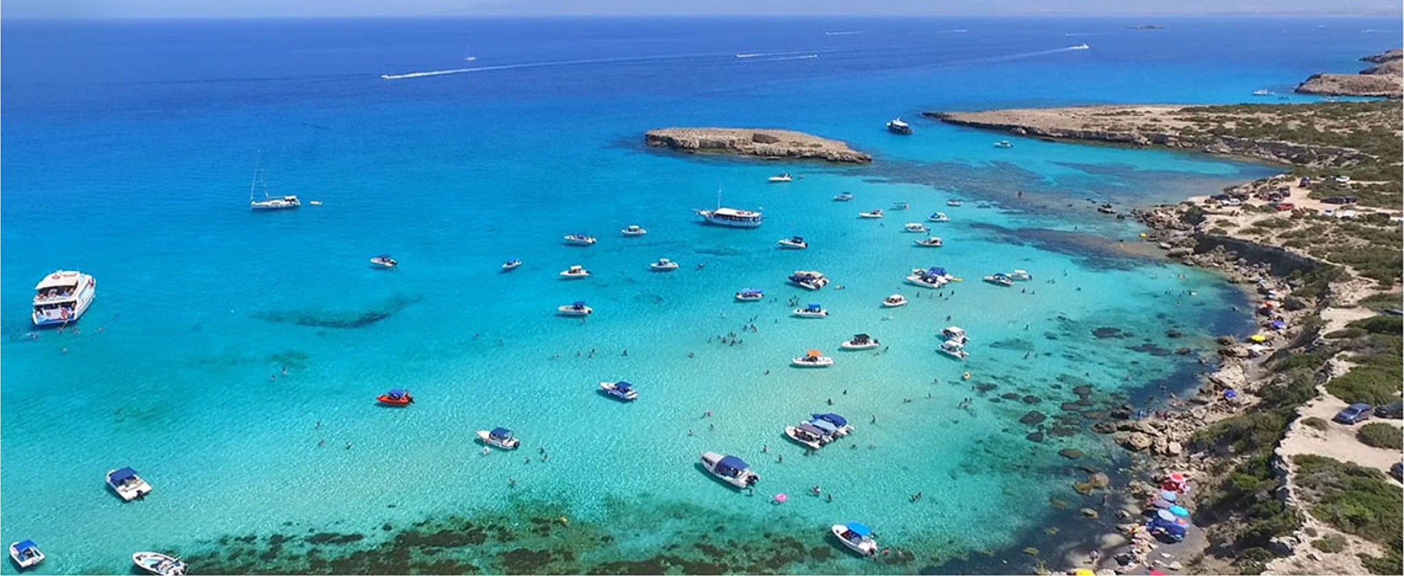 En turkosblå havsvik