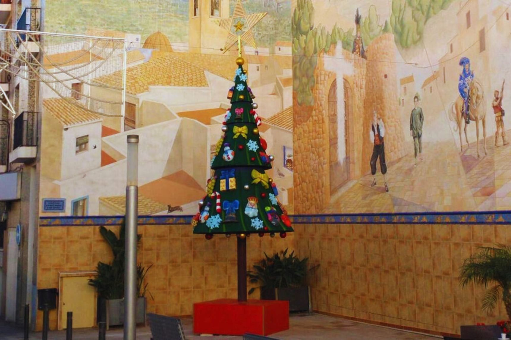 7-meter Christmas tree by the Elda artist Joaquín Rubio