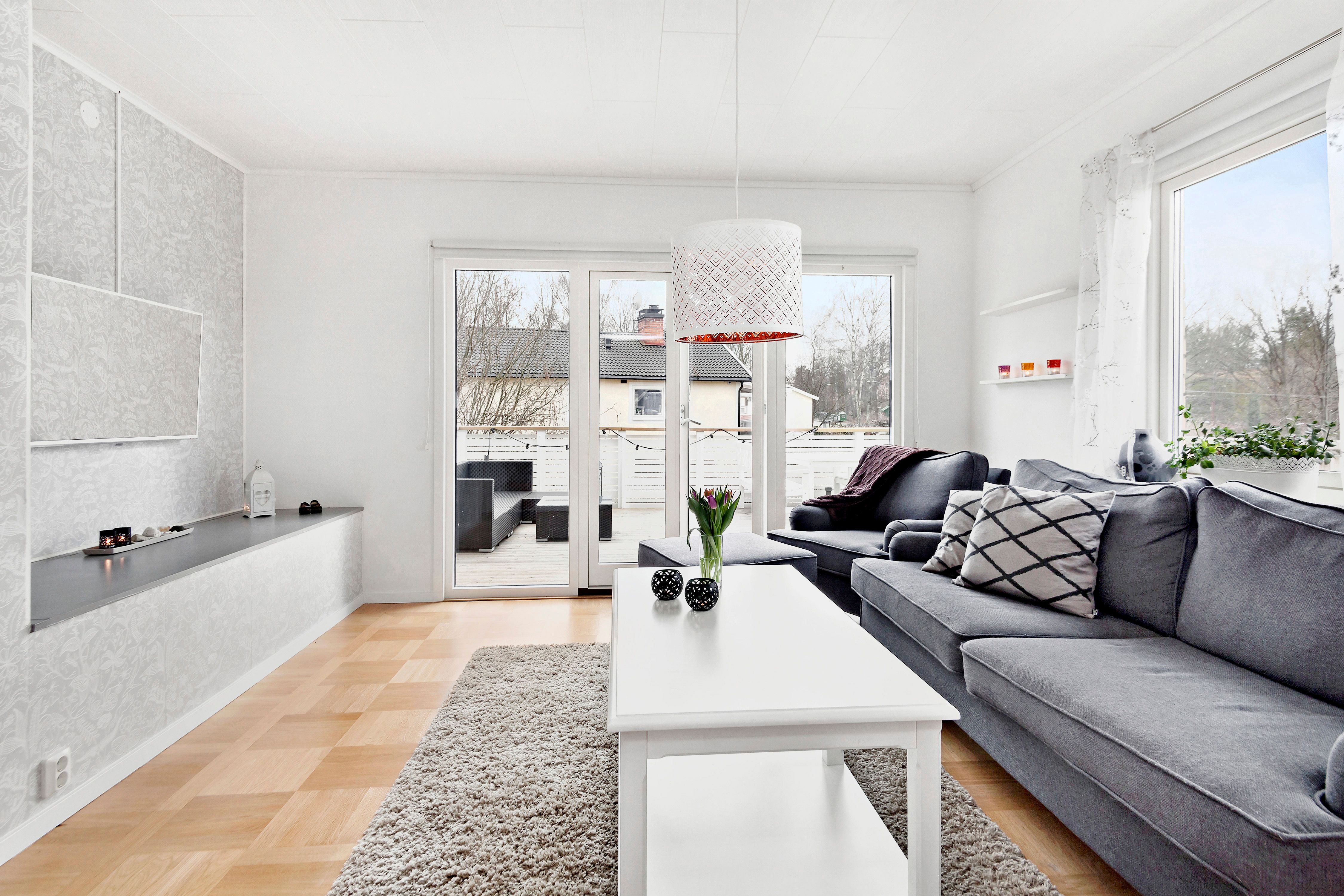 Vardagsrum med stora fönster