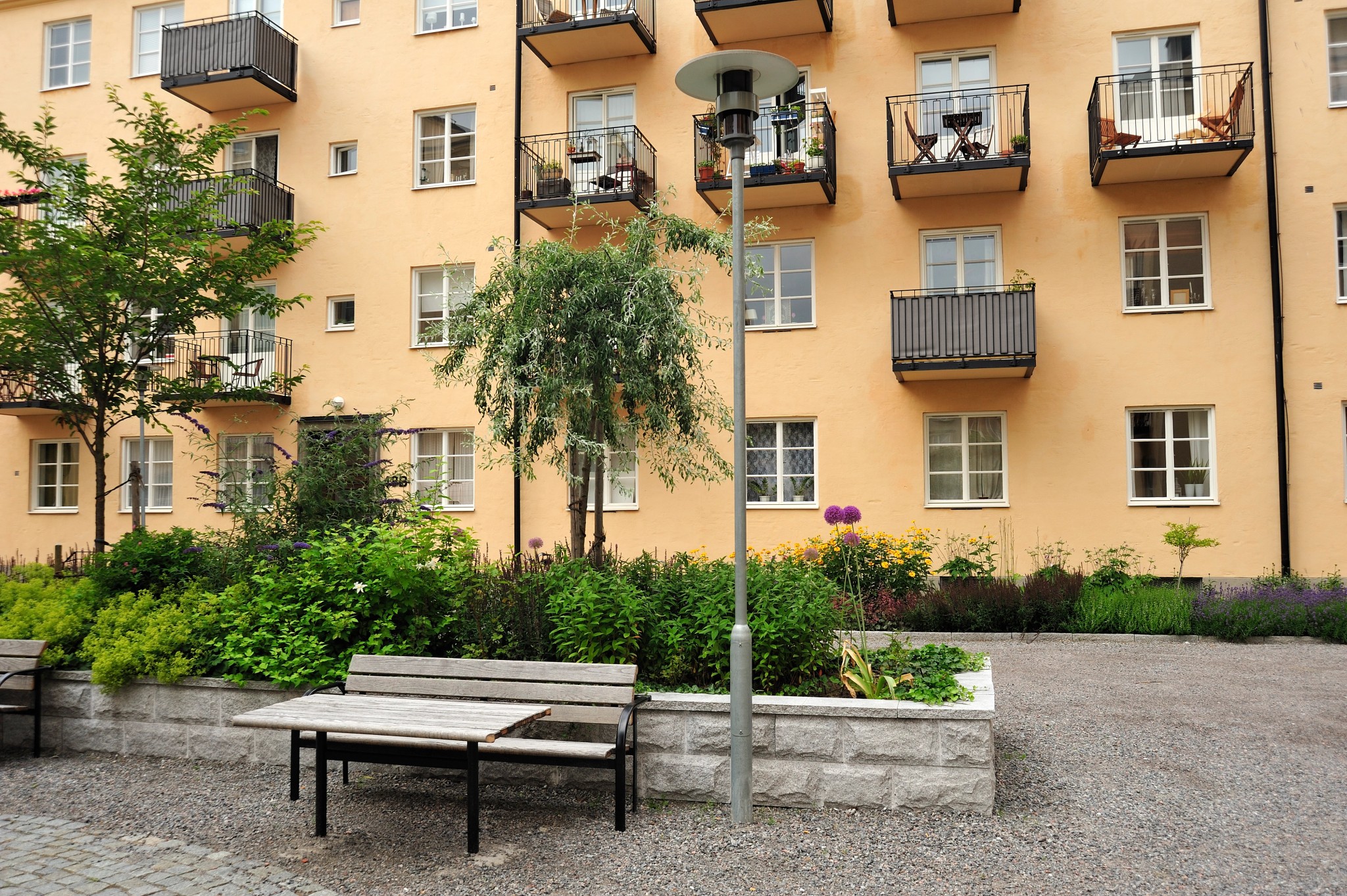 En bänk och ett bord på en innergård