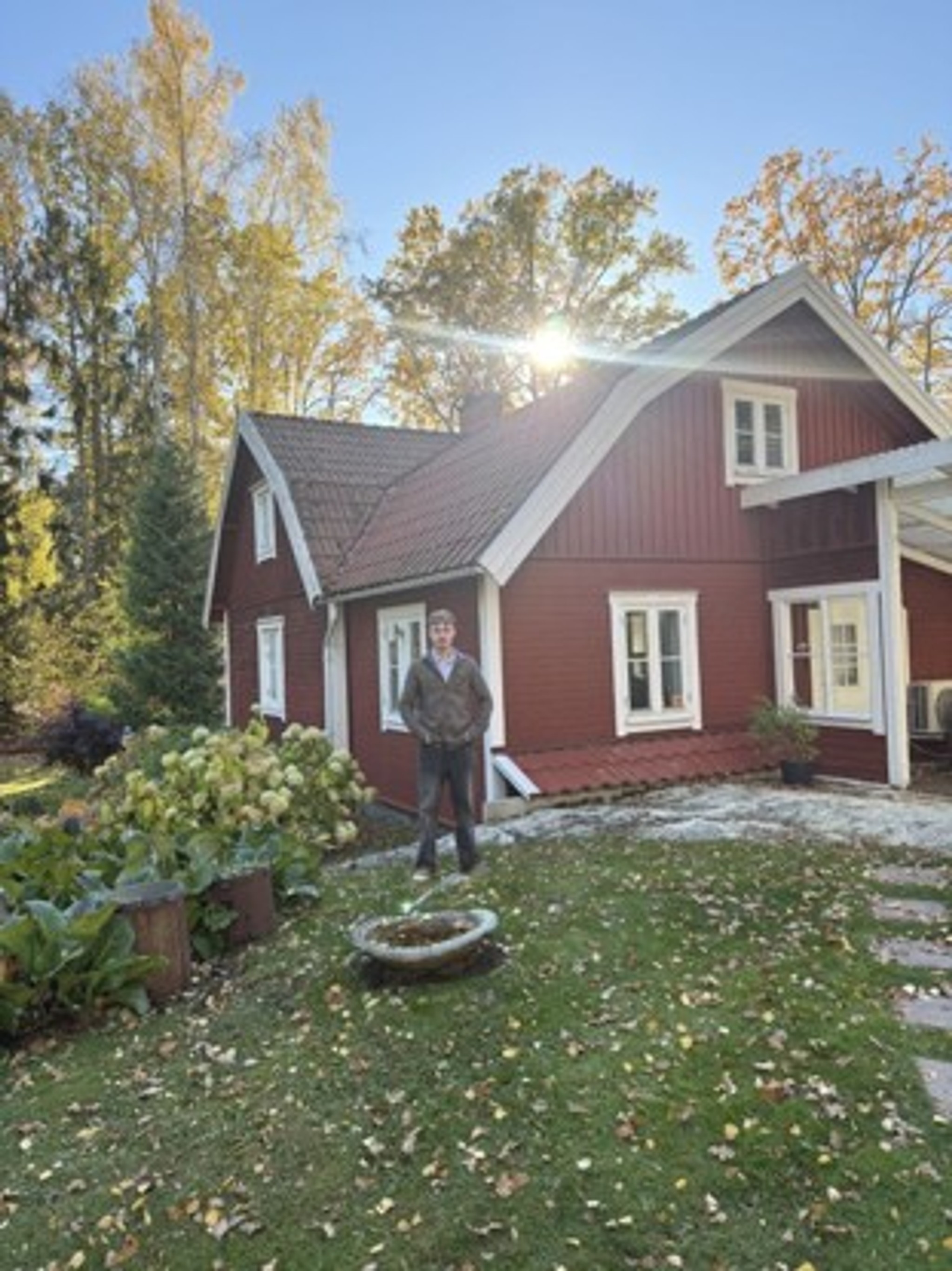 Anton utanför sitt hus