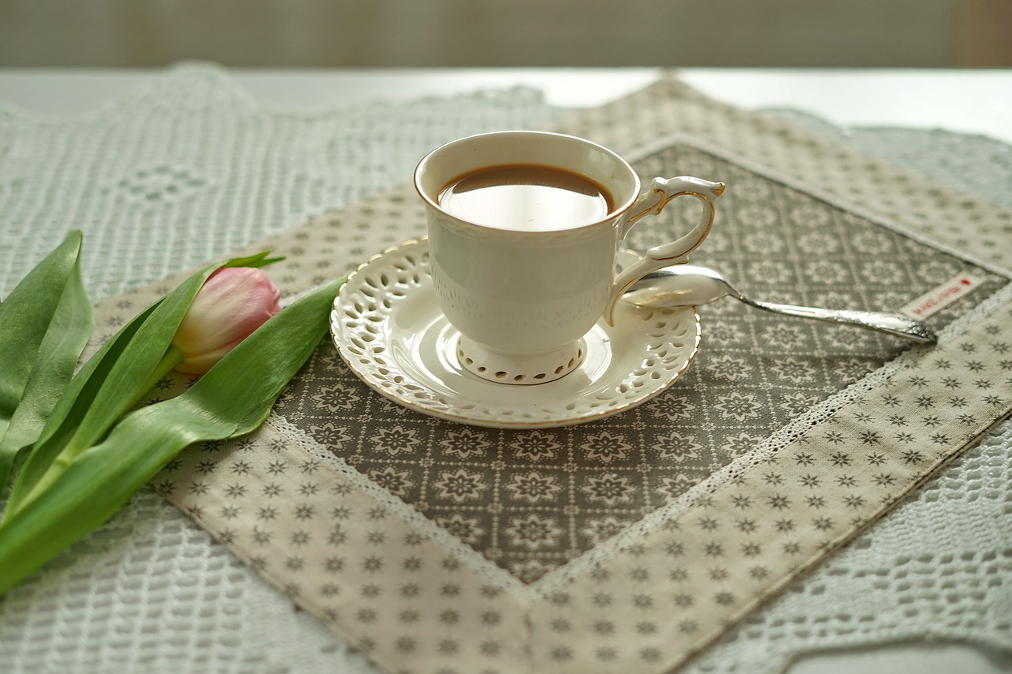 Kaffe i en sirlig kopp