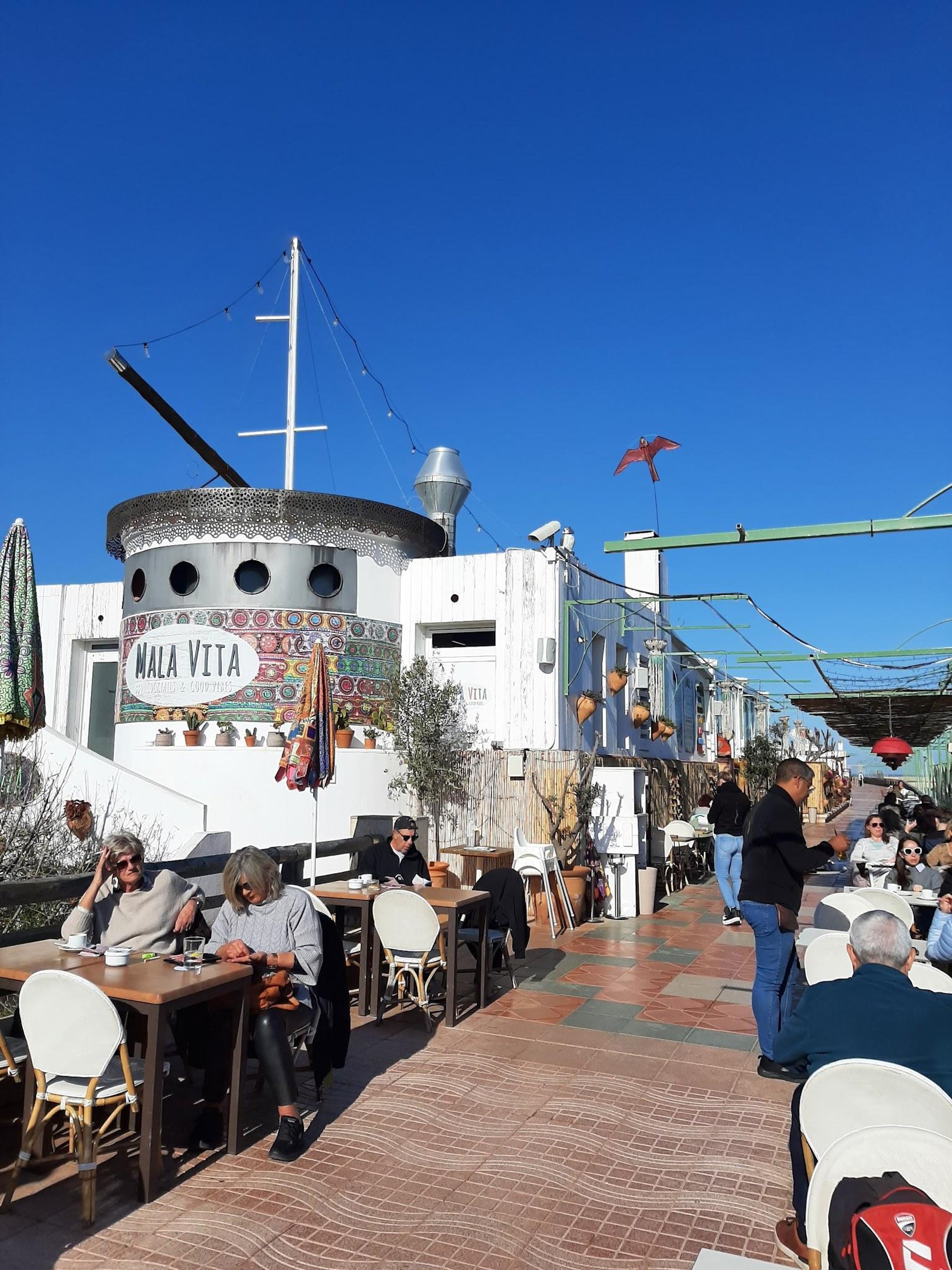 Strandpromenad med restaurang