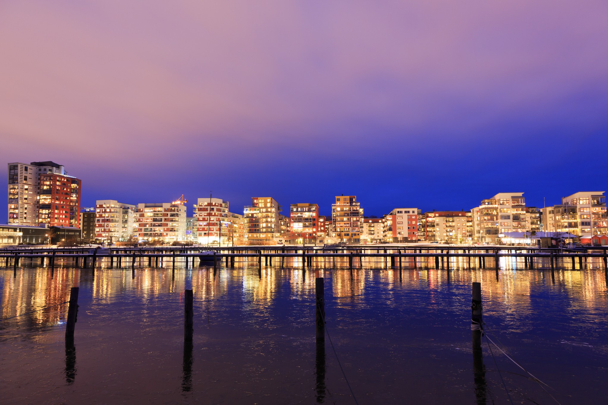 Flerfamiljshus som speglar sig i vattnet