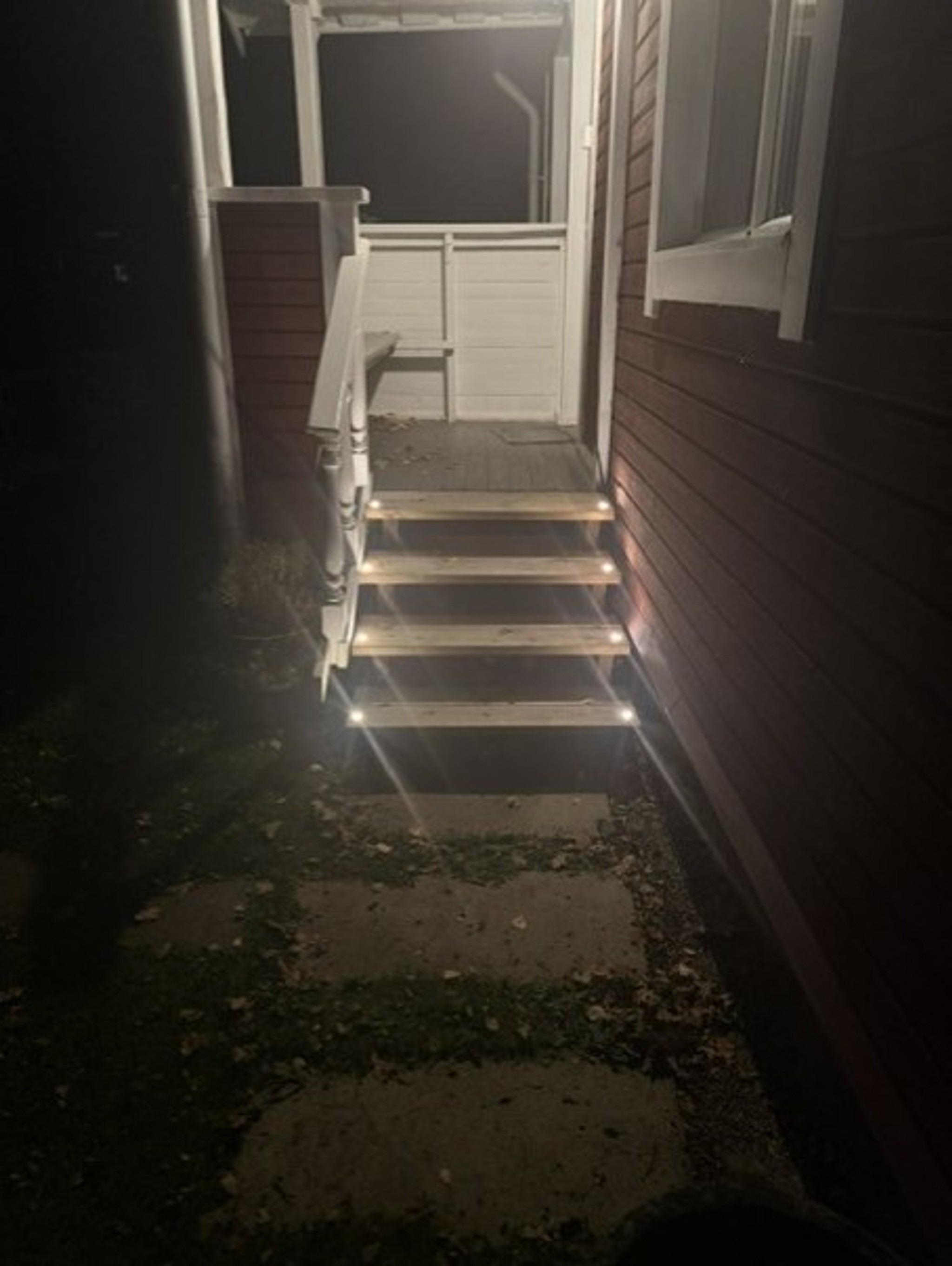 Smart belysning i trappen, borra och klicka i, från Bauhaus.