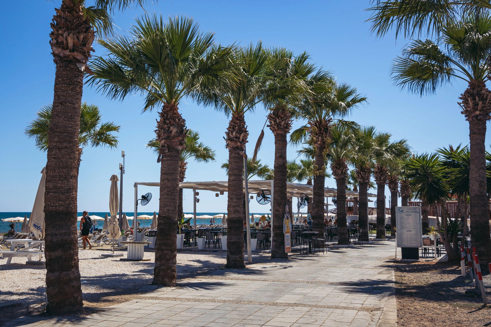 Strandpromenad med restaurang