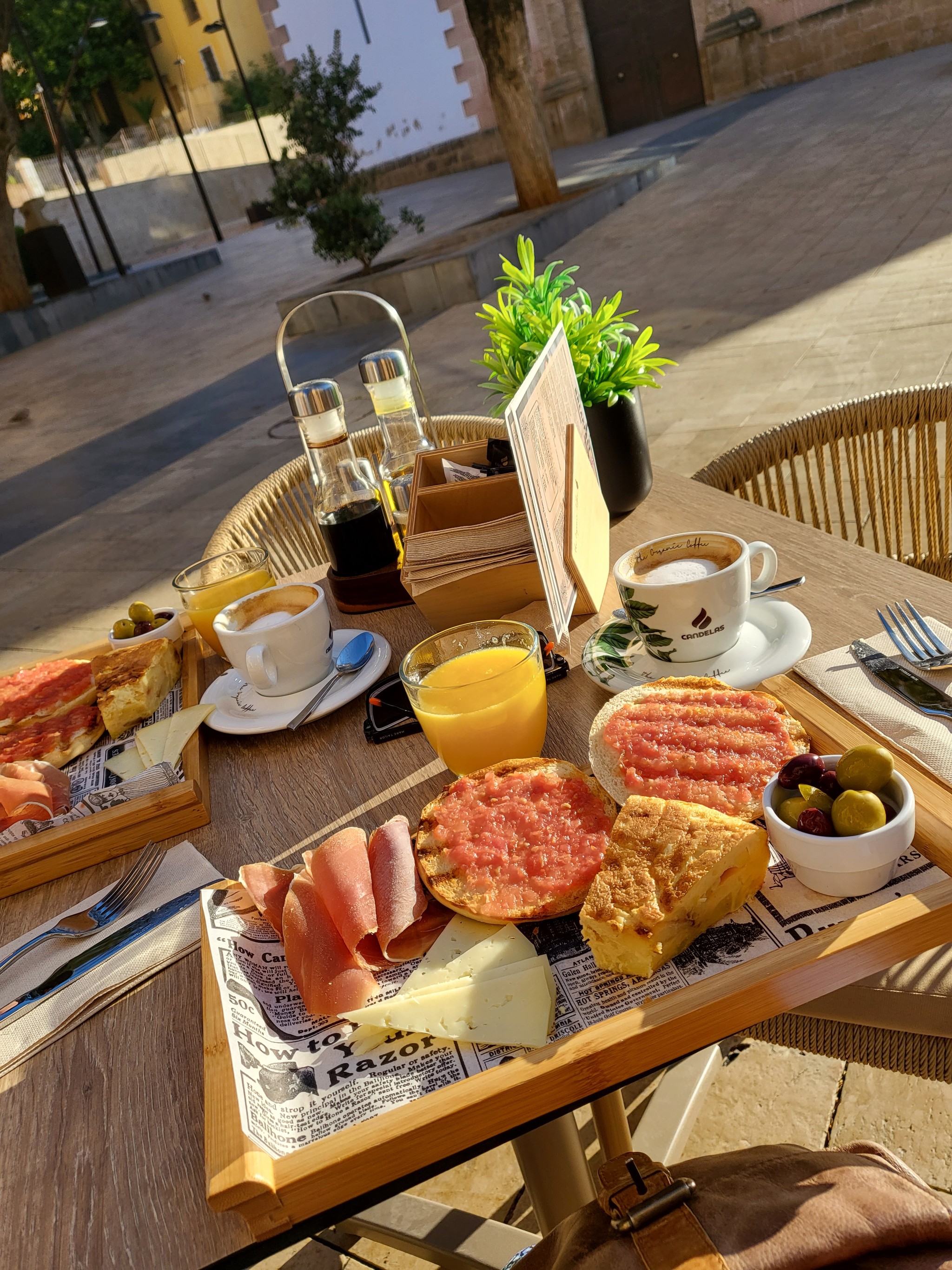 Tapas på ett matbord