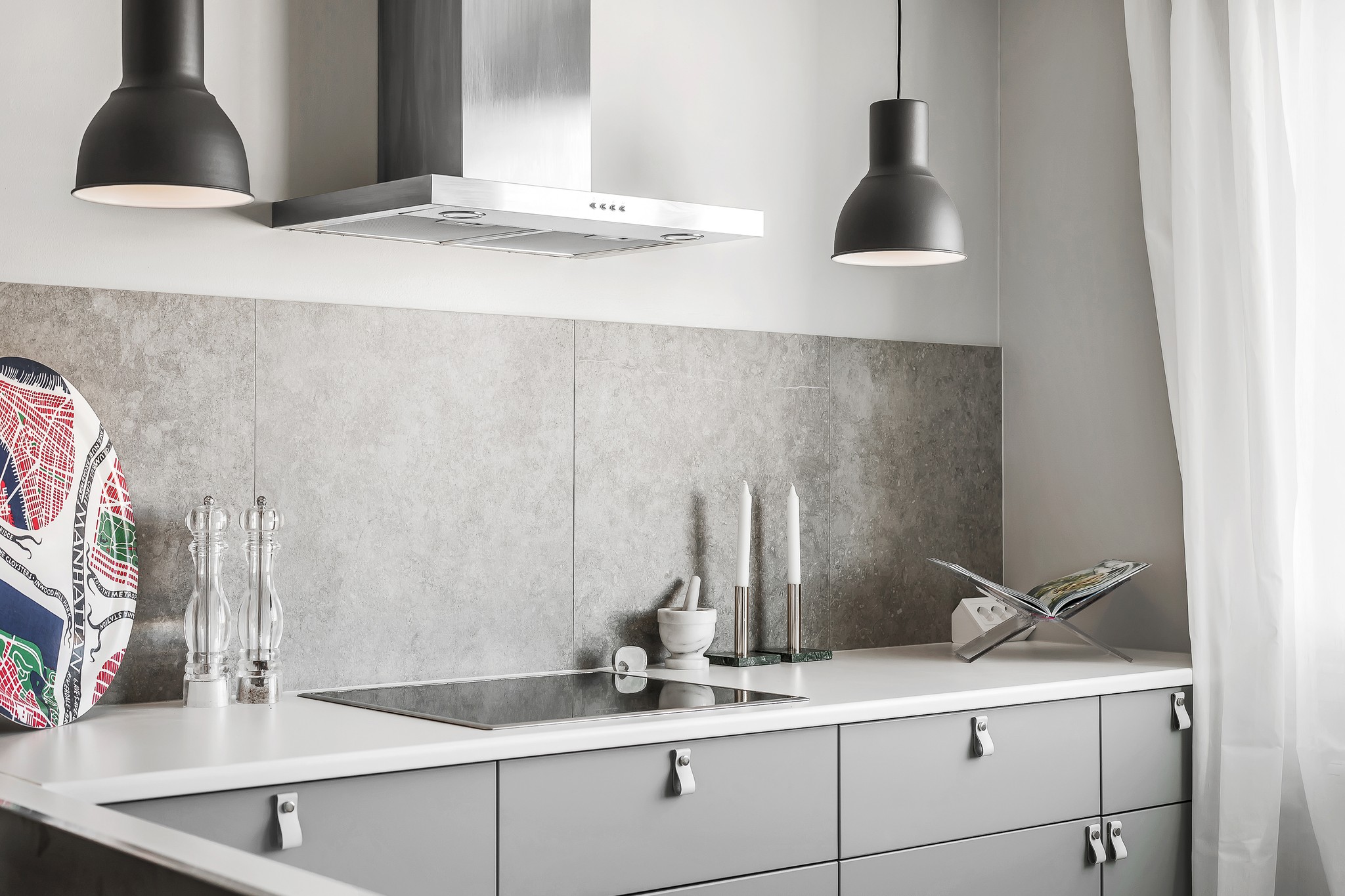 En grått modernt kök