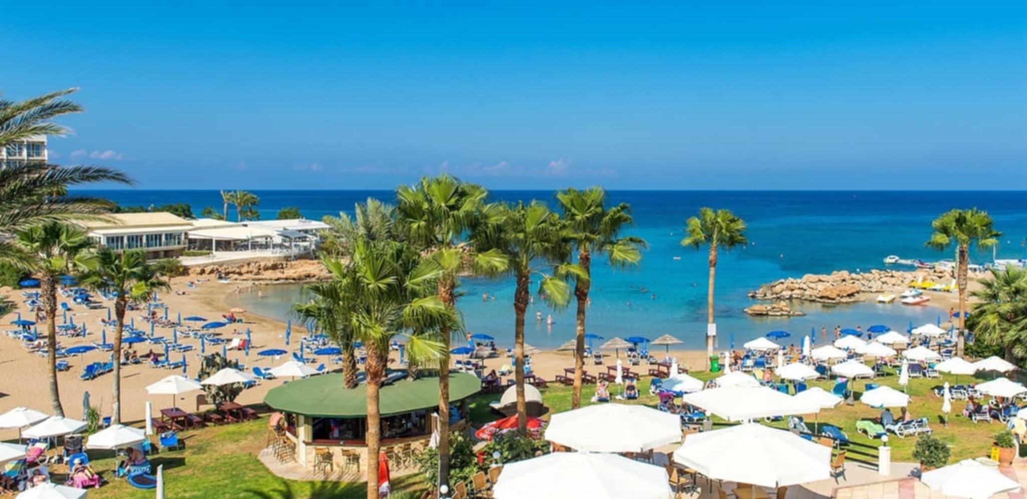 Utsikt över stranden i Pernera