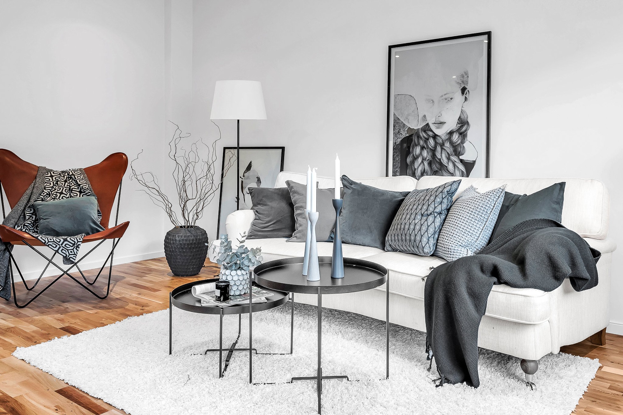 Interiör med ljus soffa och kuddar