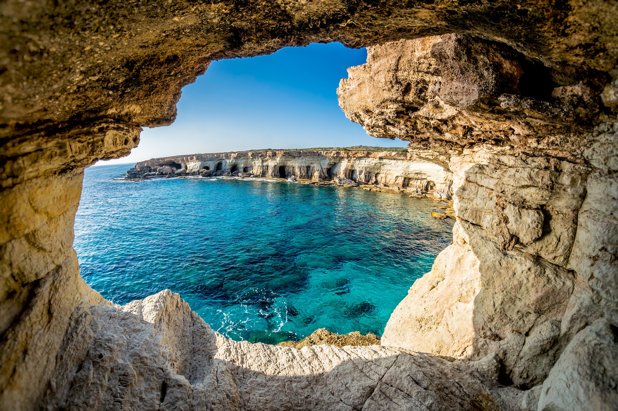 Vy över havet från en grotta i Ayia Napa, Cypern