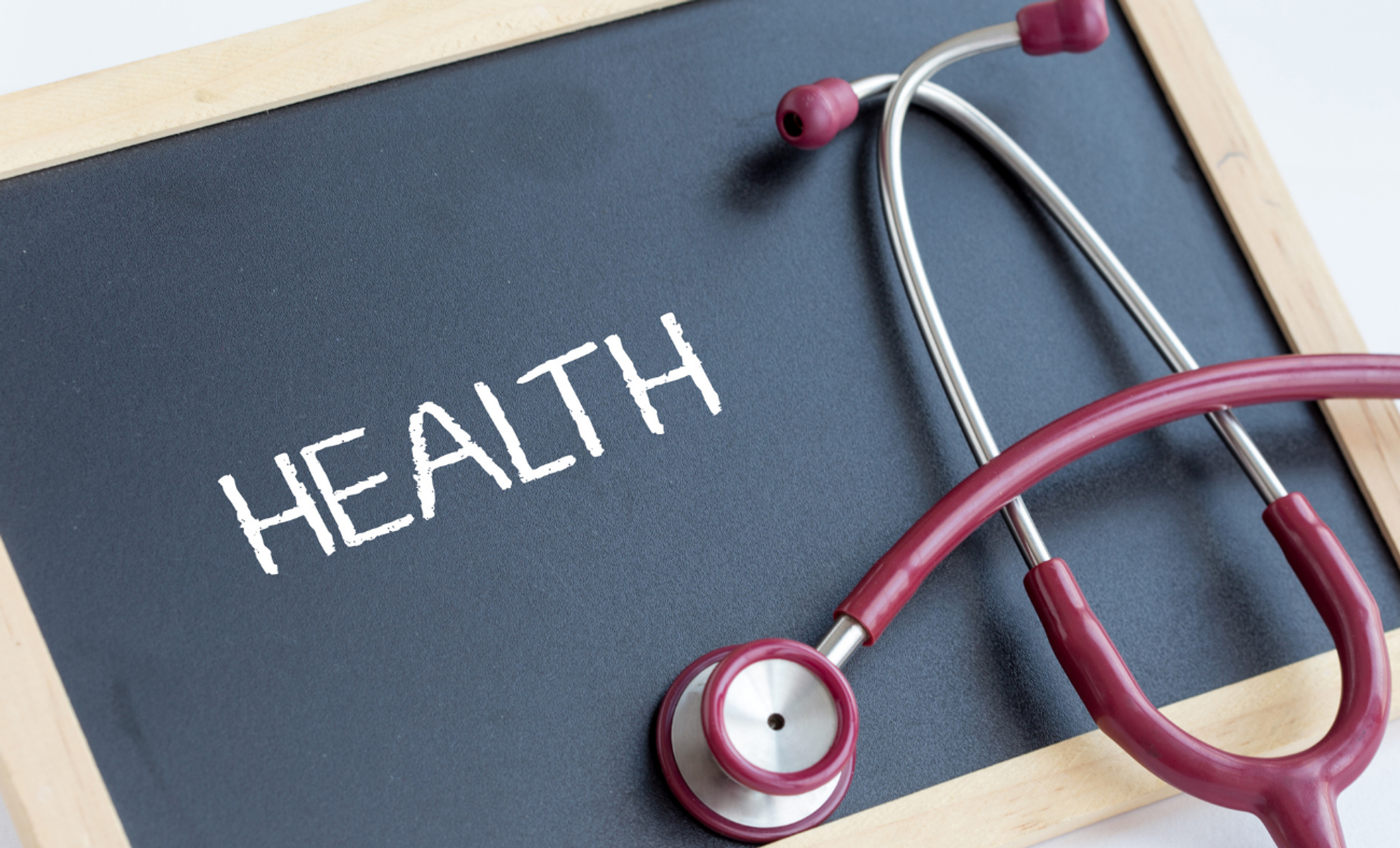 Ett stetoskop på en svart griffeltavla