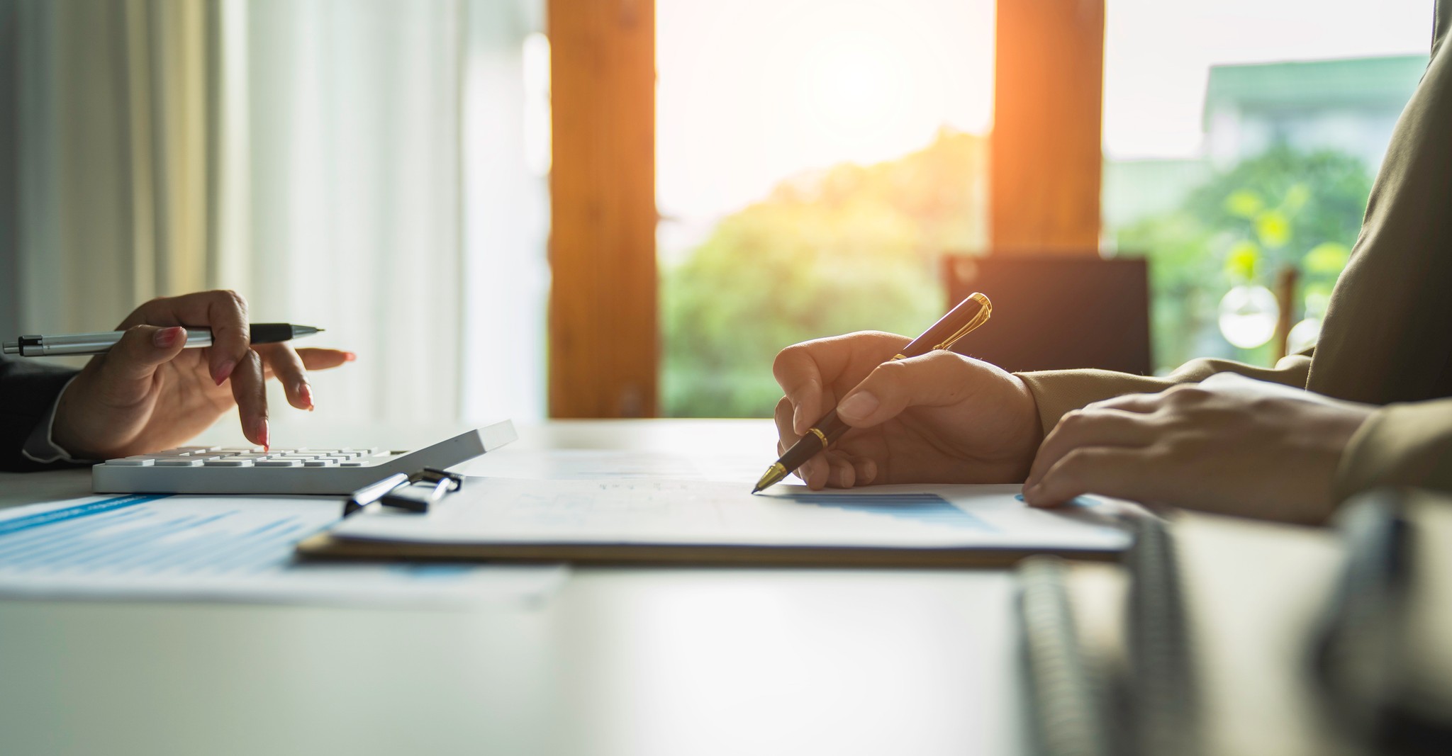 Personer som skriver på papper