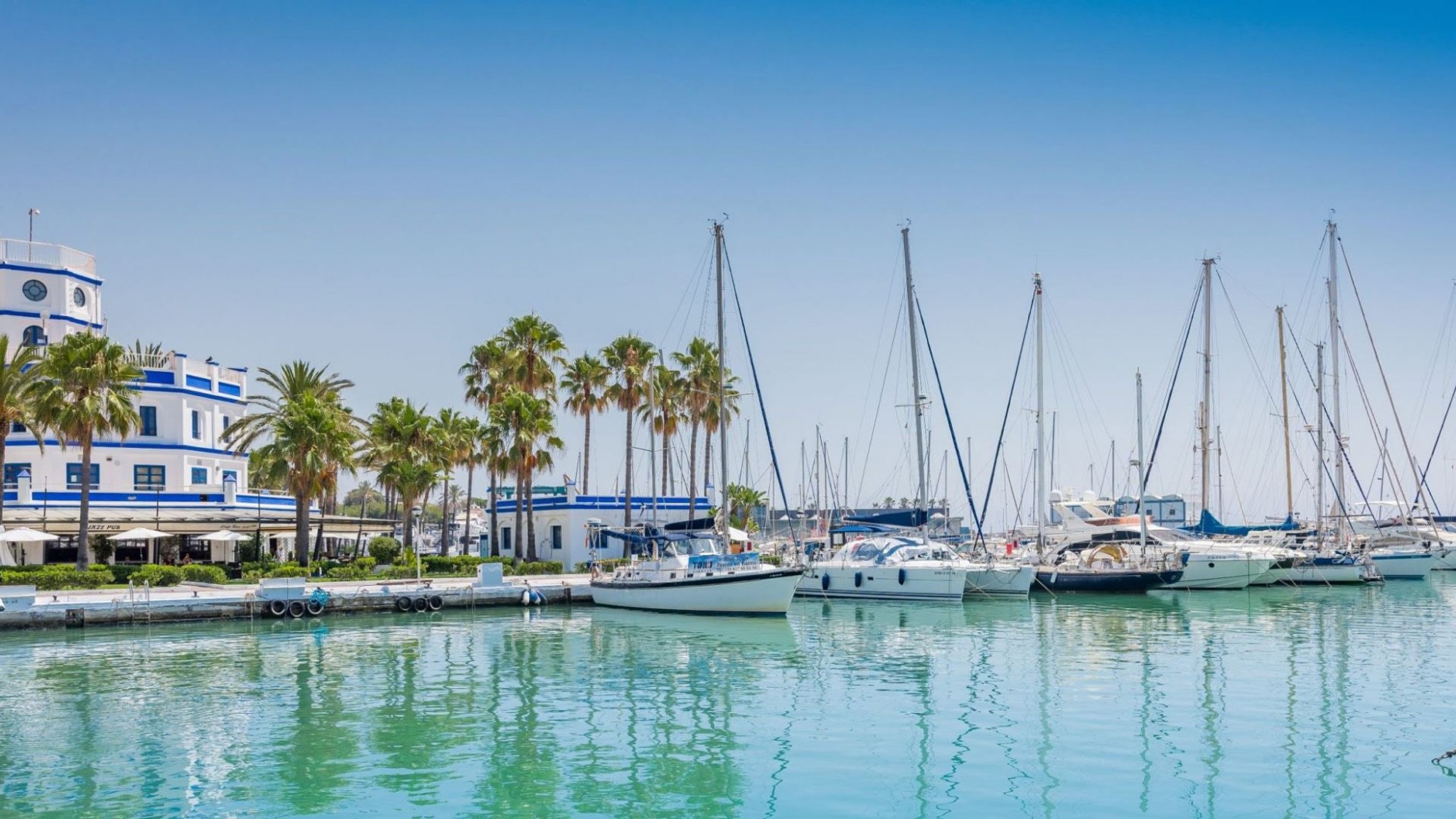 Hus och båtar i Estepona Spanien