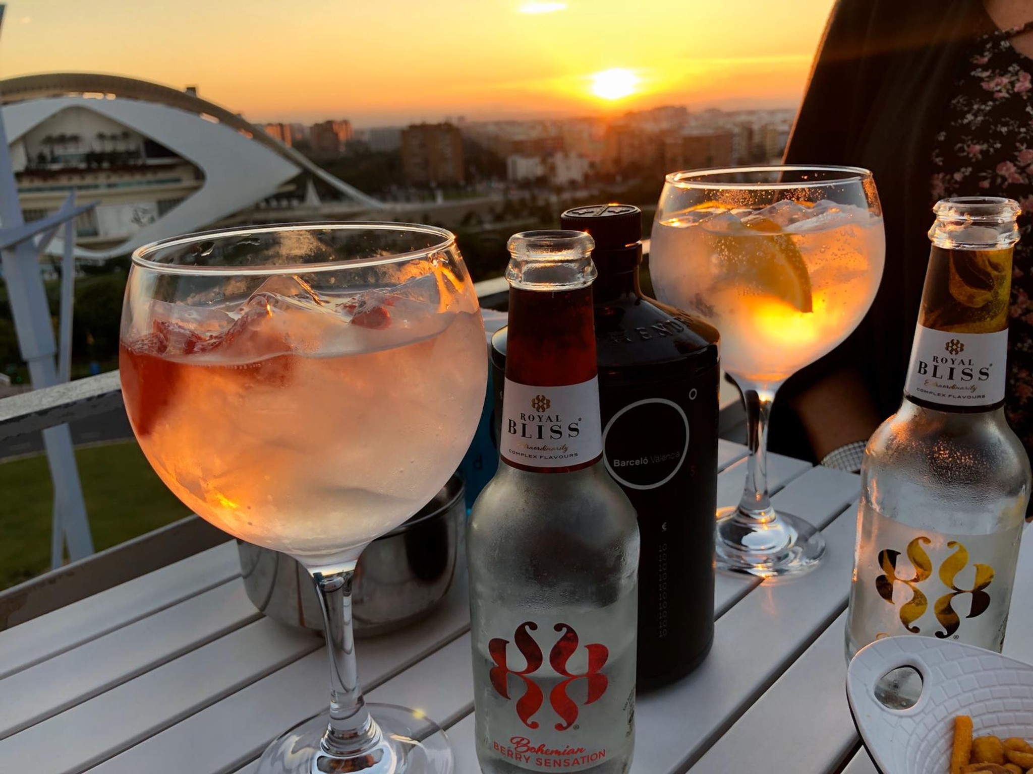 Drinkar i solnedgången