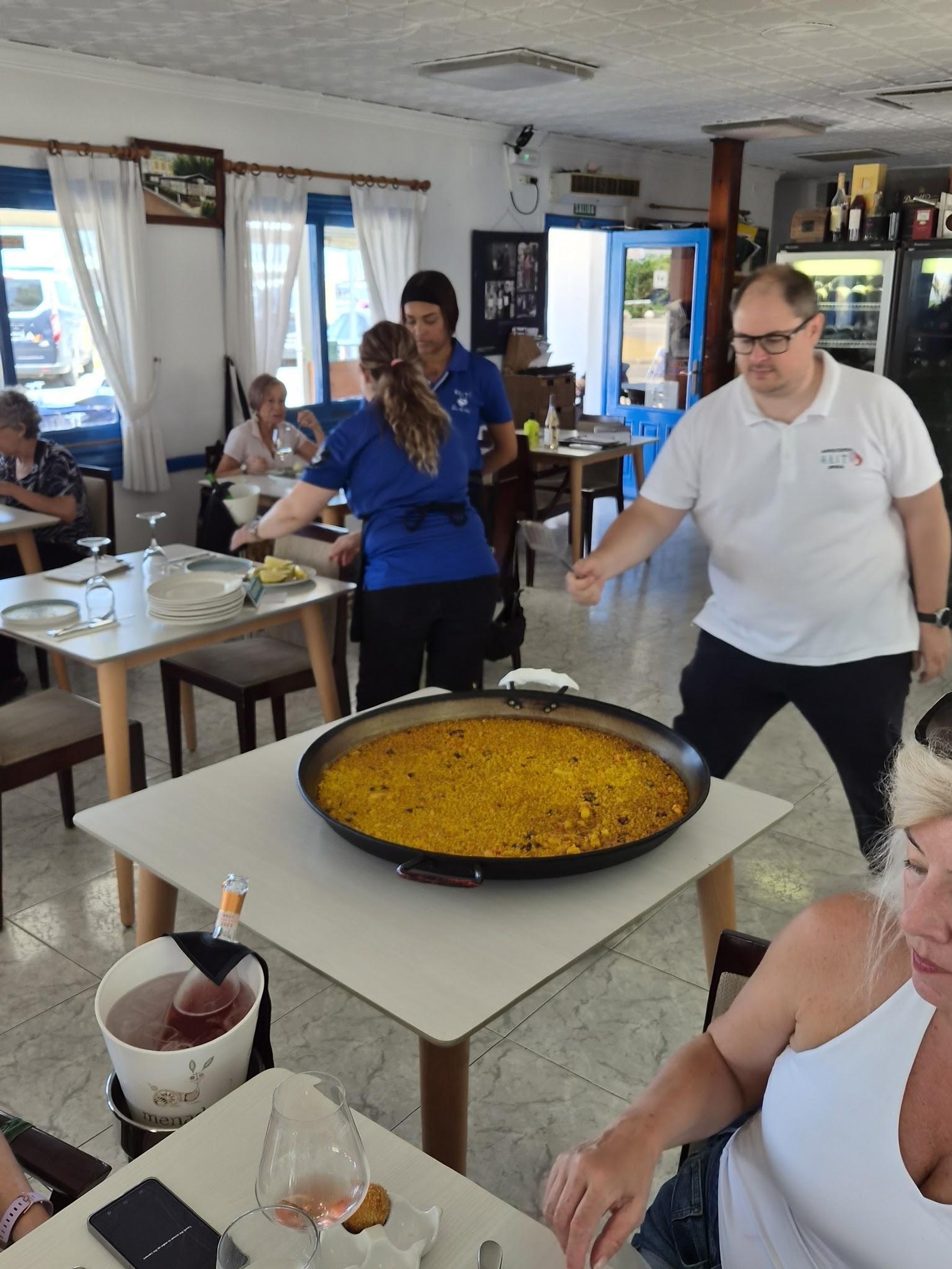 Man som tillagar Paella