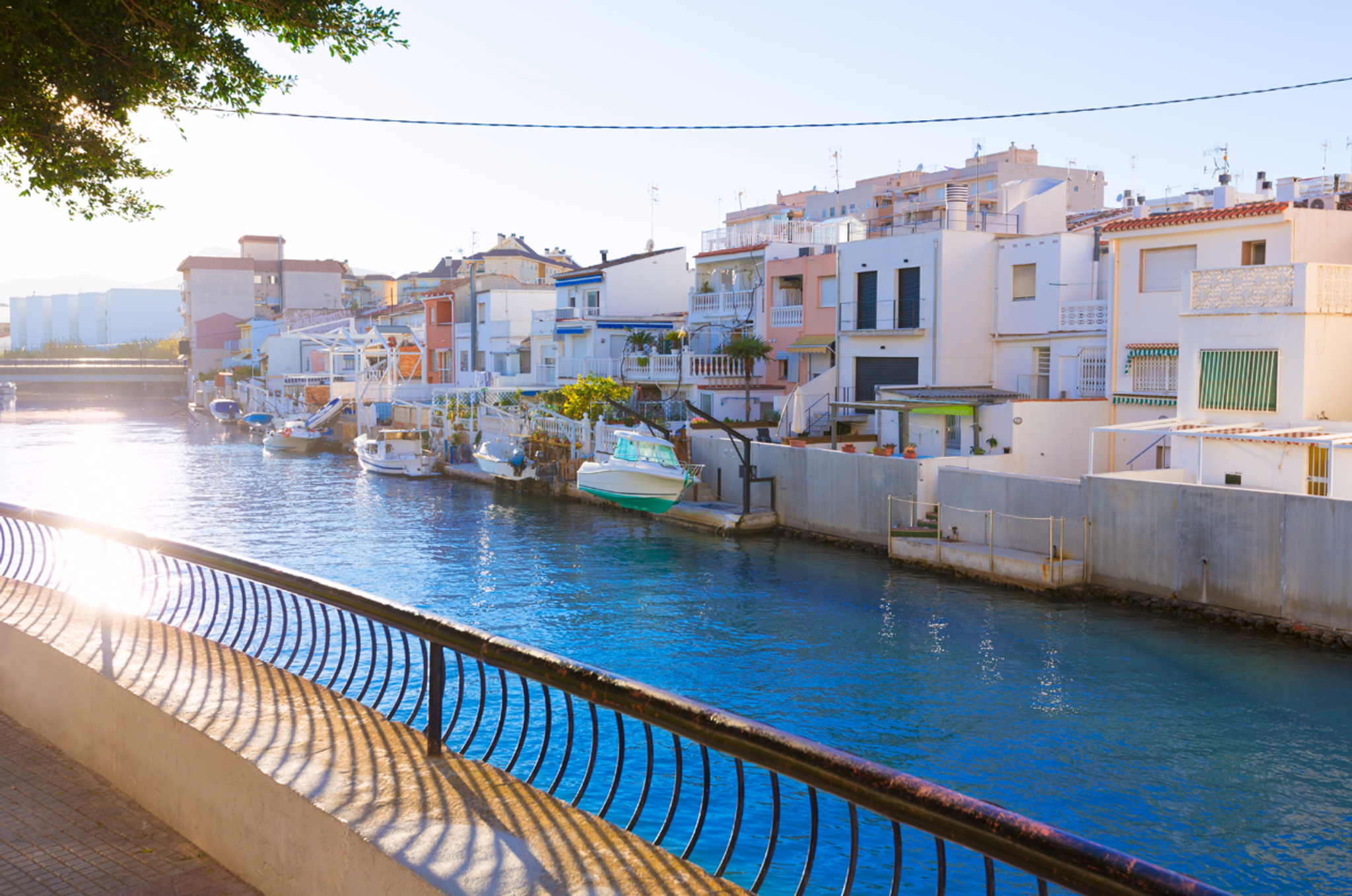 Hus invid kanal i Gandia