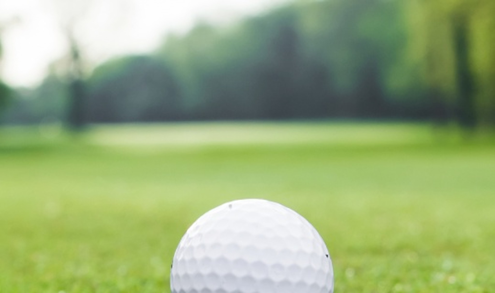 Golfboll på green