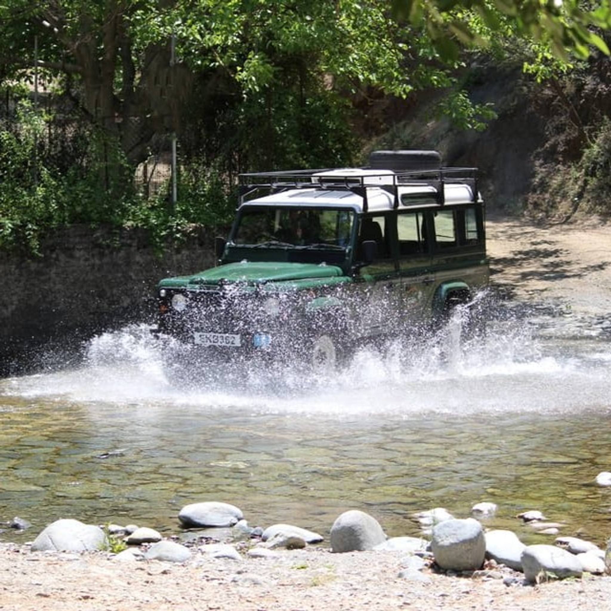 Jeep som åker i vattnet
