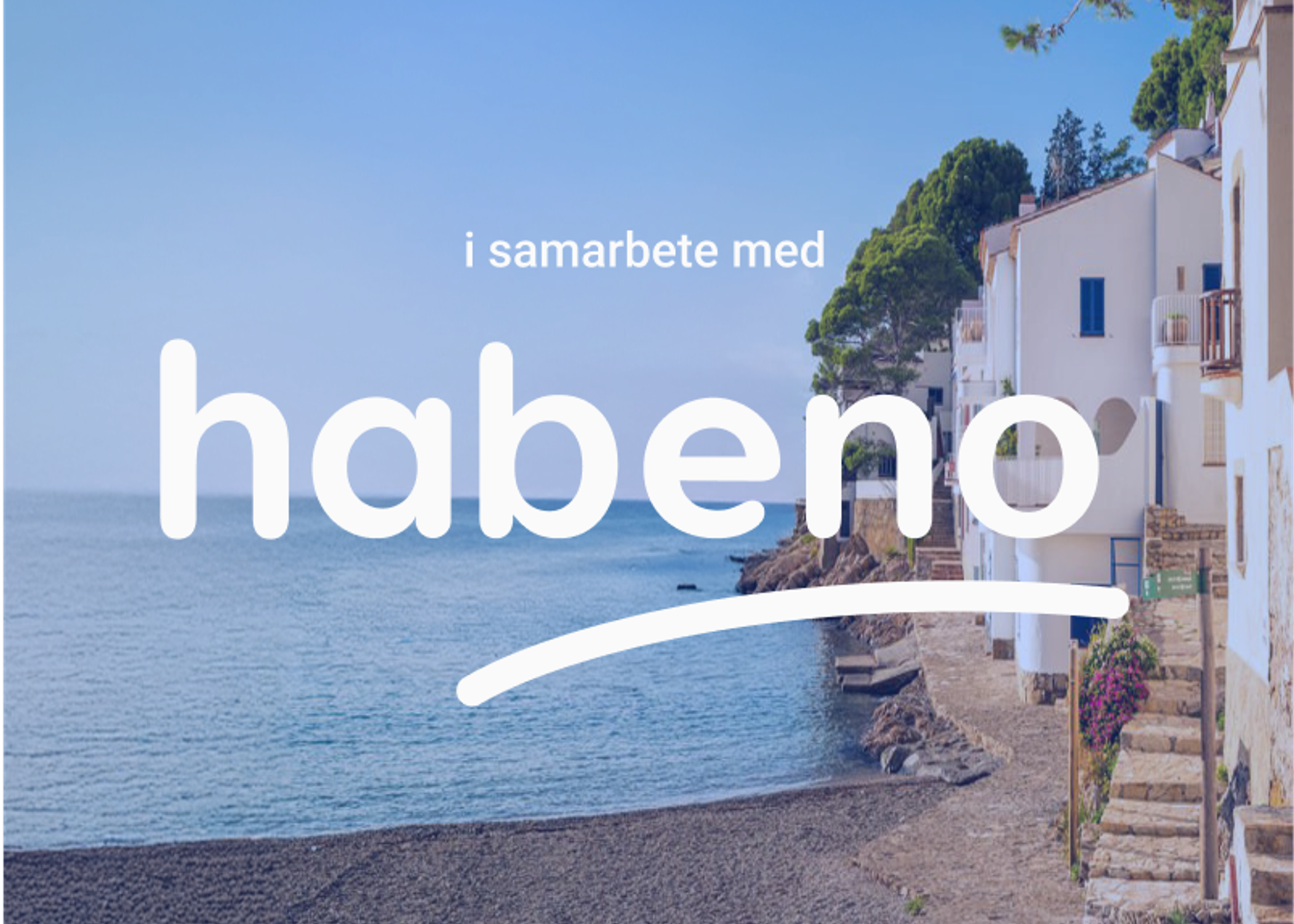 Habeno - Strandpromenad med vitkalkade hus