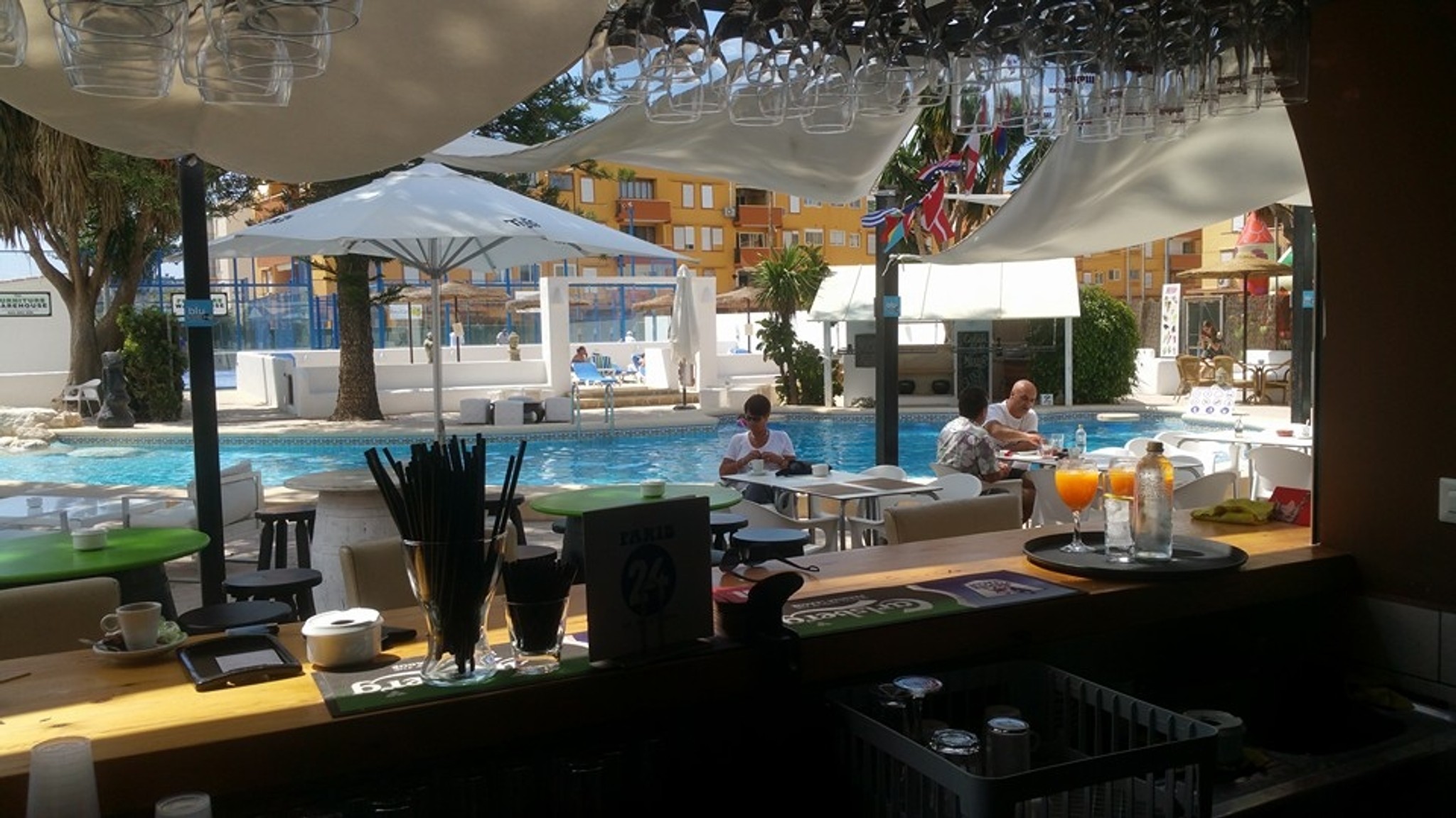 Personer som spelar padel på en bana