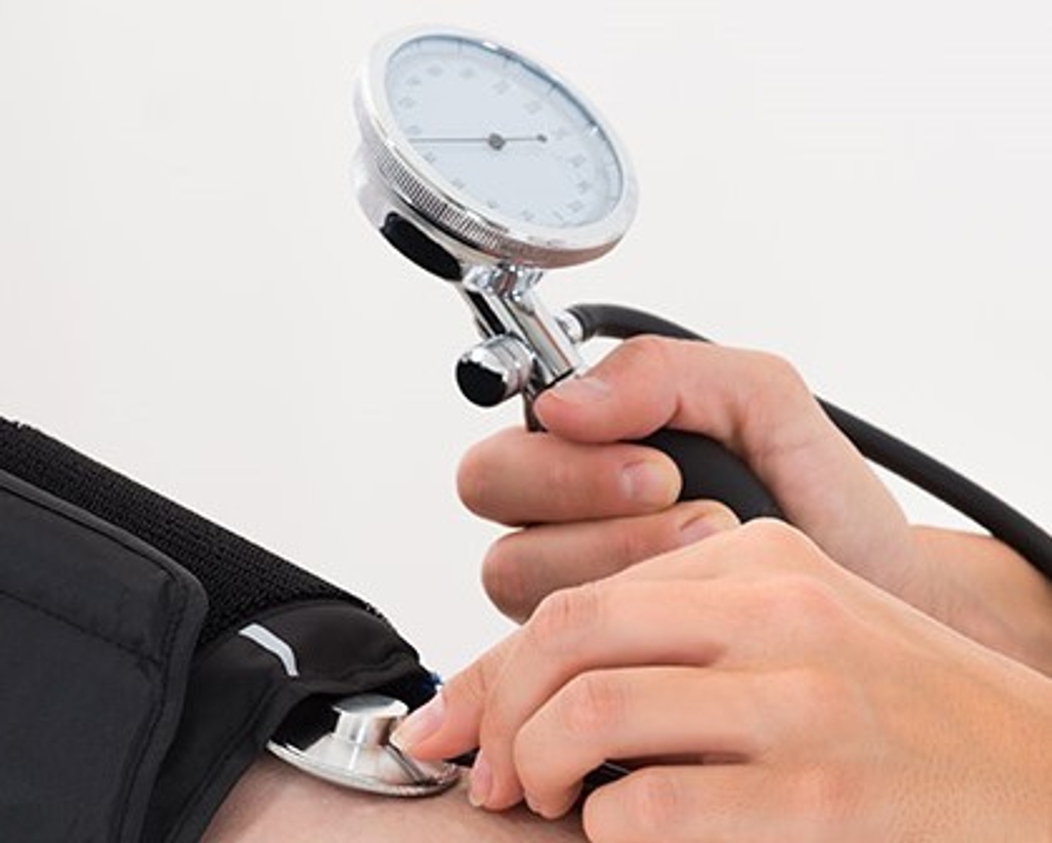 En person som mäter blodtryck