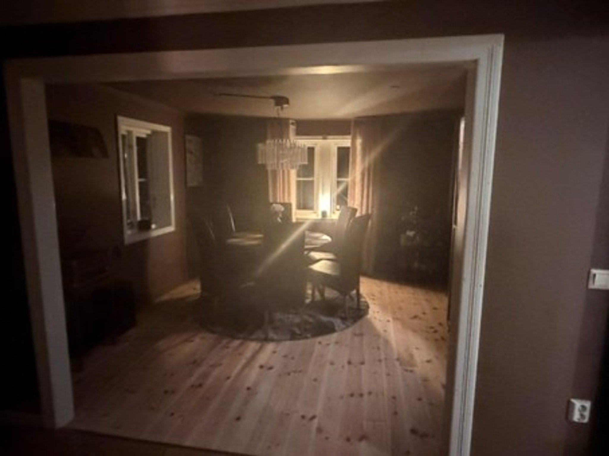 Matrummet där han slipat och såpat golvet. Taklampa från IKEA.