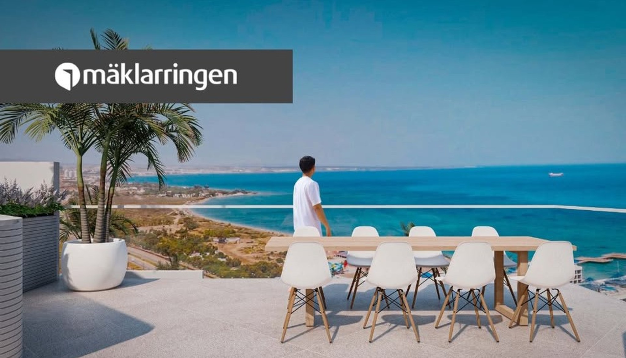 Person på en altan som står och tittar ut över havet