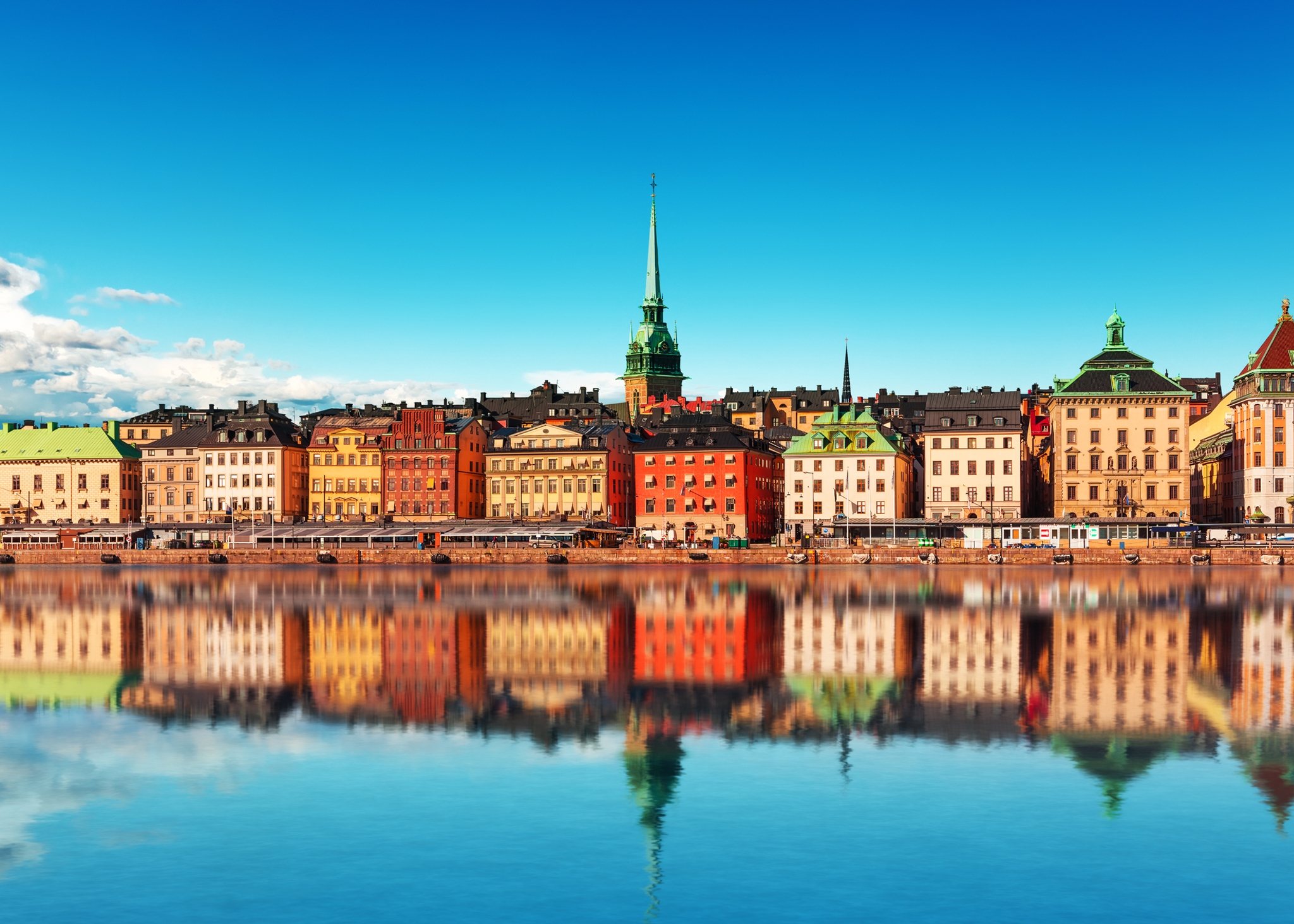 Hus som speglar sig i vatnnet