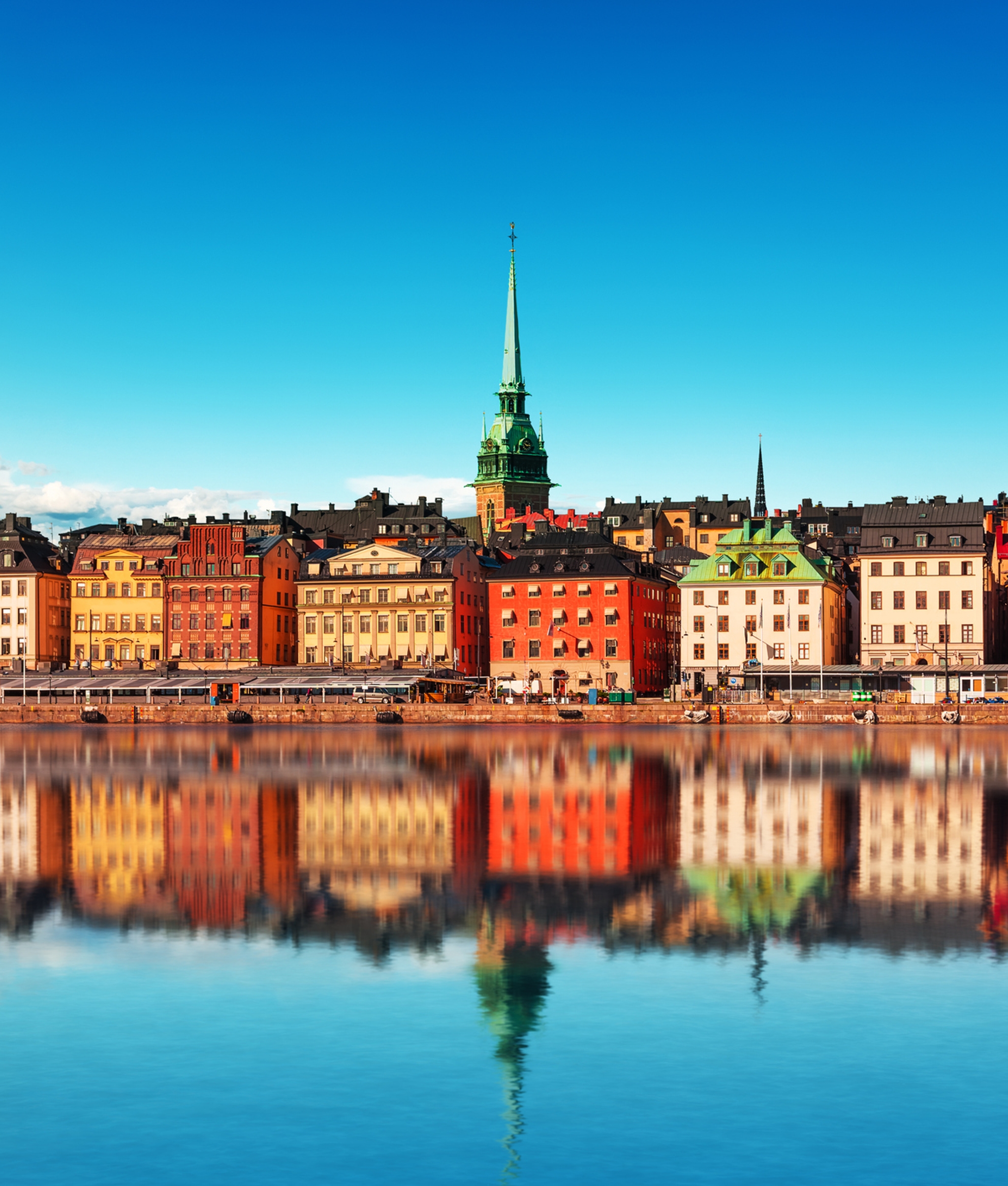 Hus som speglar sig i vattnet