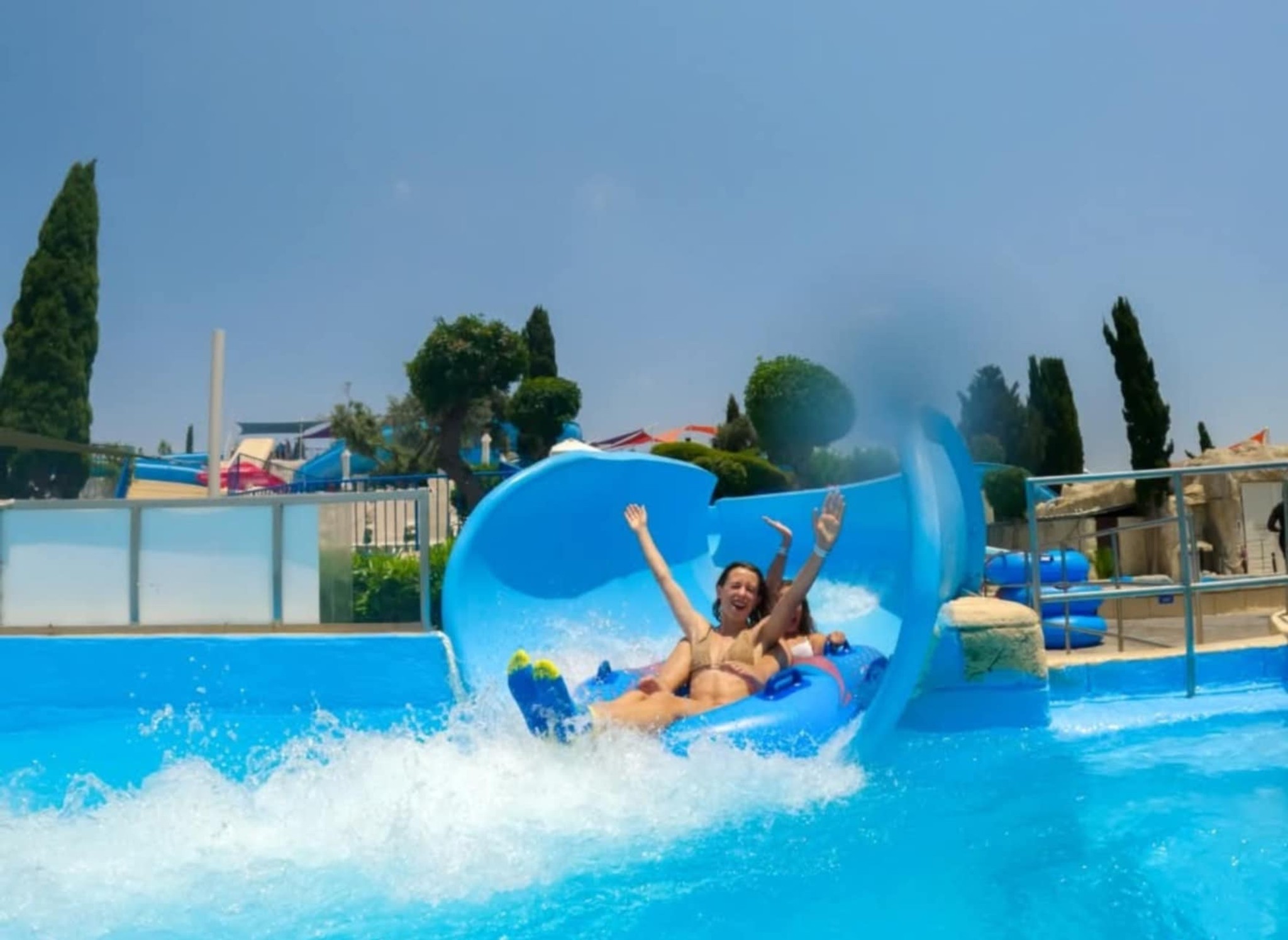 Personer som åker vattenrutschkana