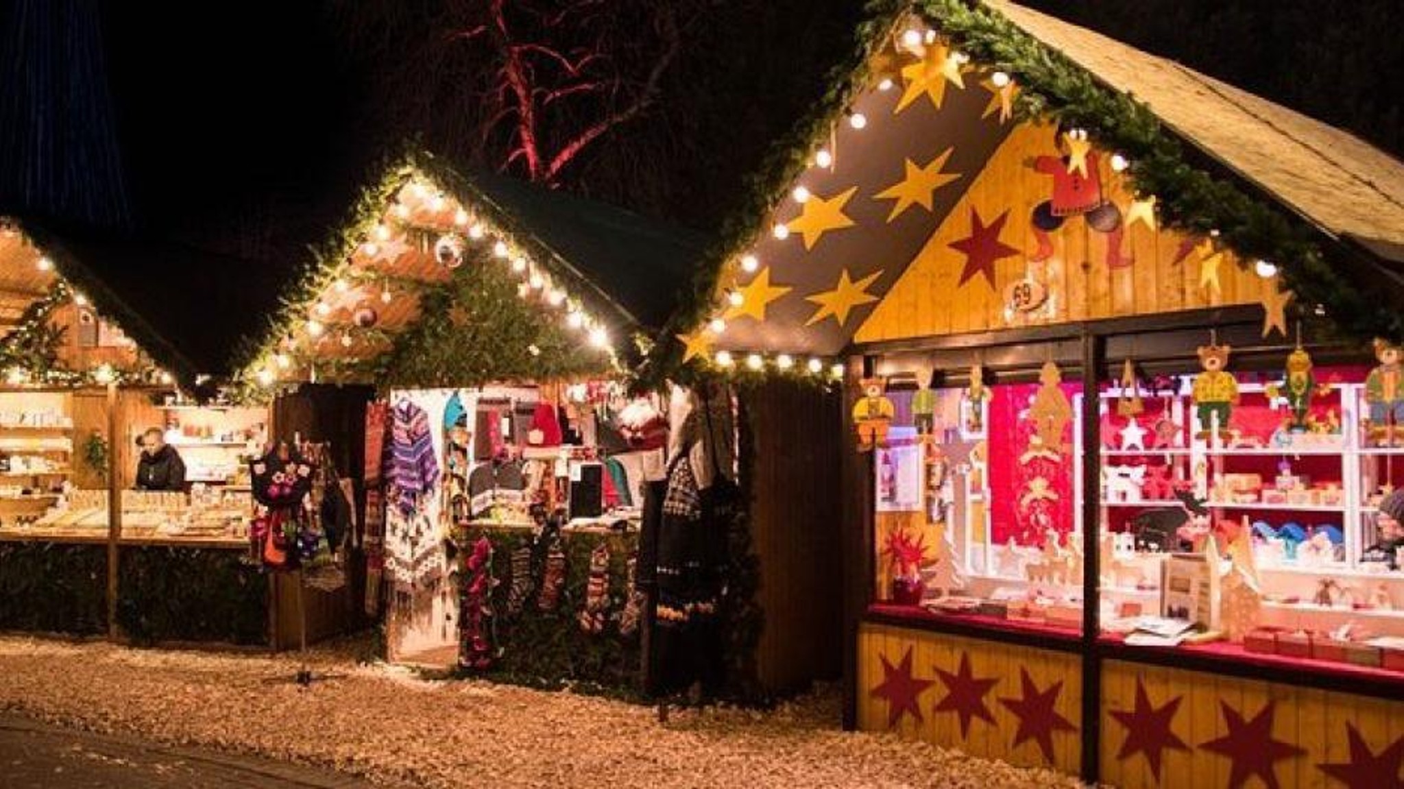 Julmarknad med små bodar