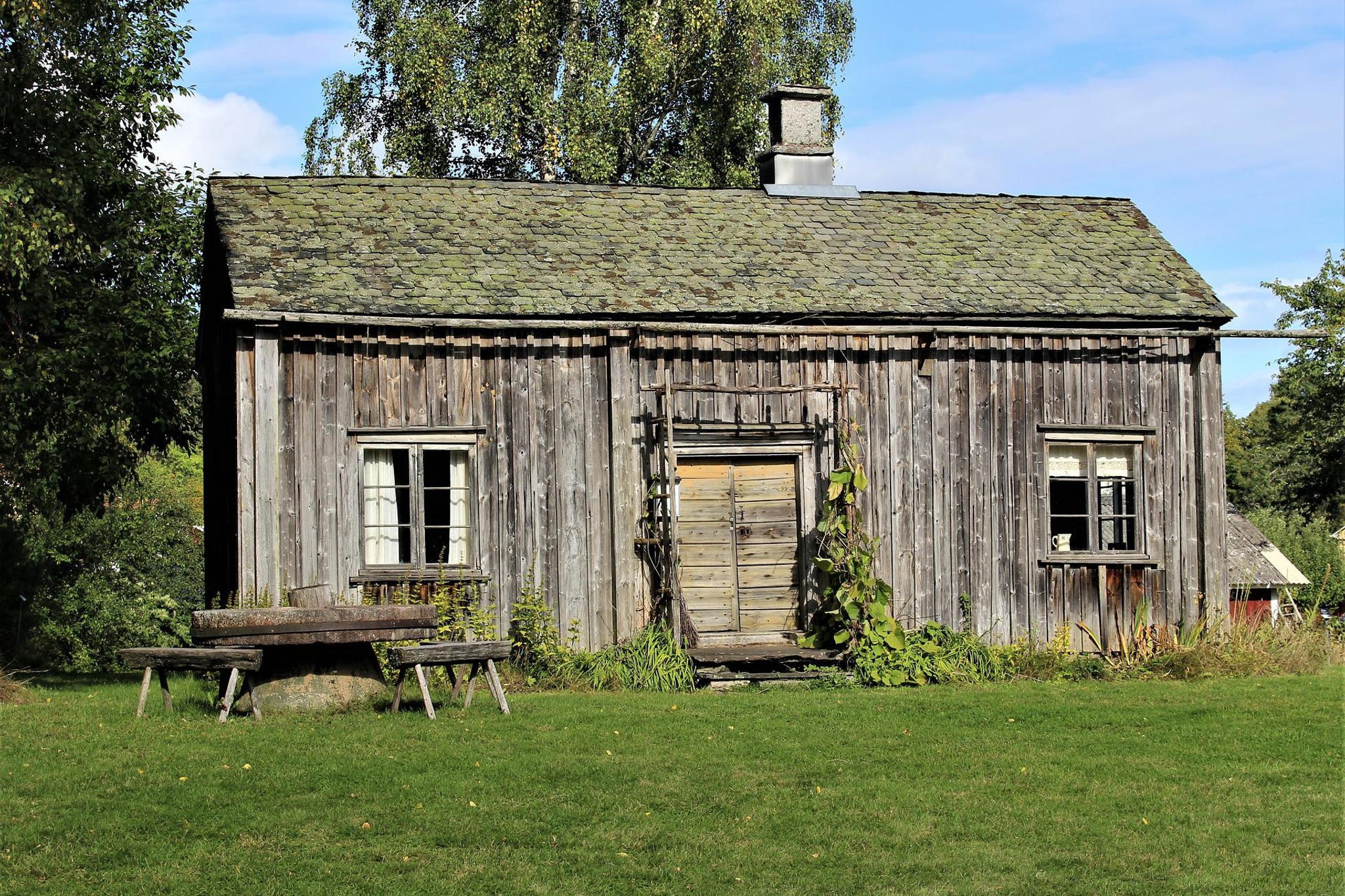 Väderbitet grått hus